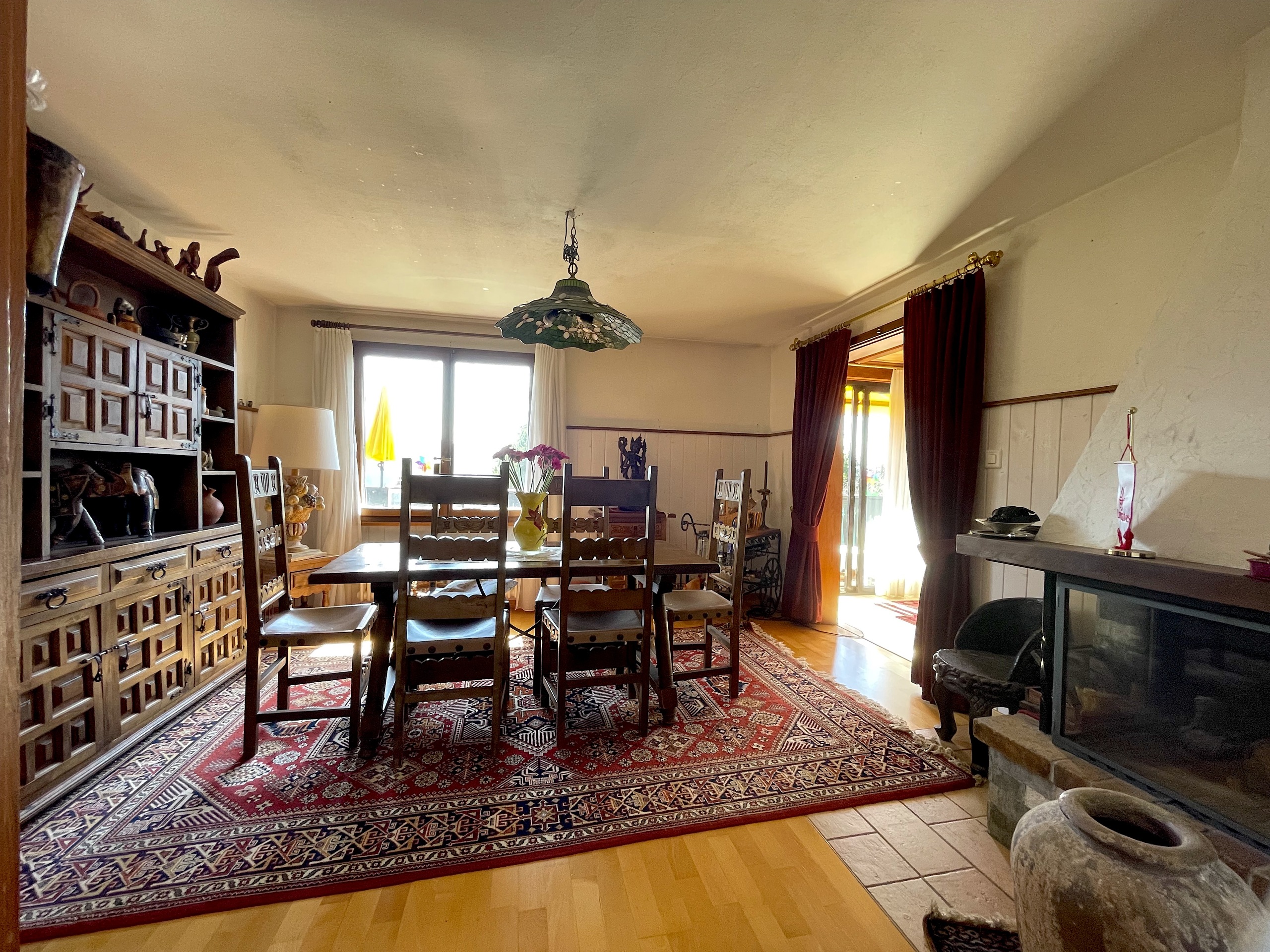 Traditionelles Esszimmer mit Kamin und rustikaler Einrichtung