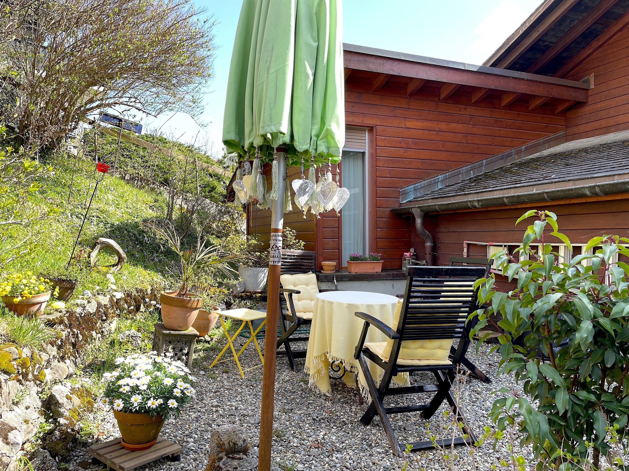 Gemütliche Terrasse mit Gartenmöbeln