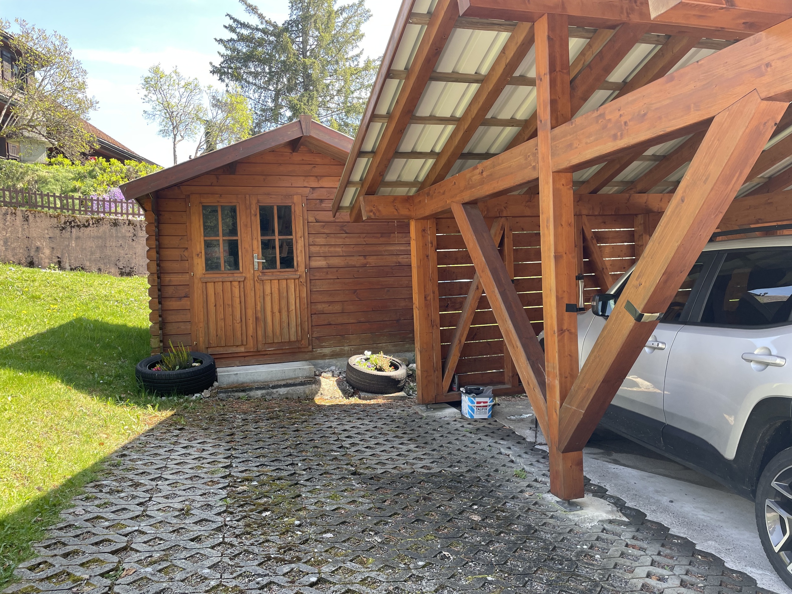 Holzcarport neben Gartenhaus
