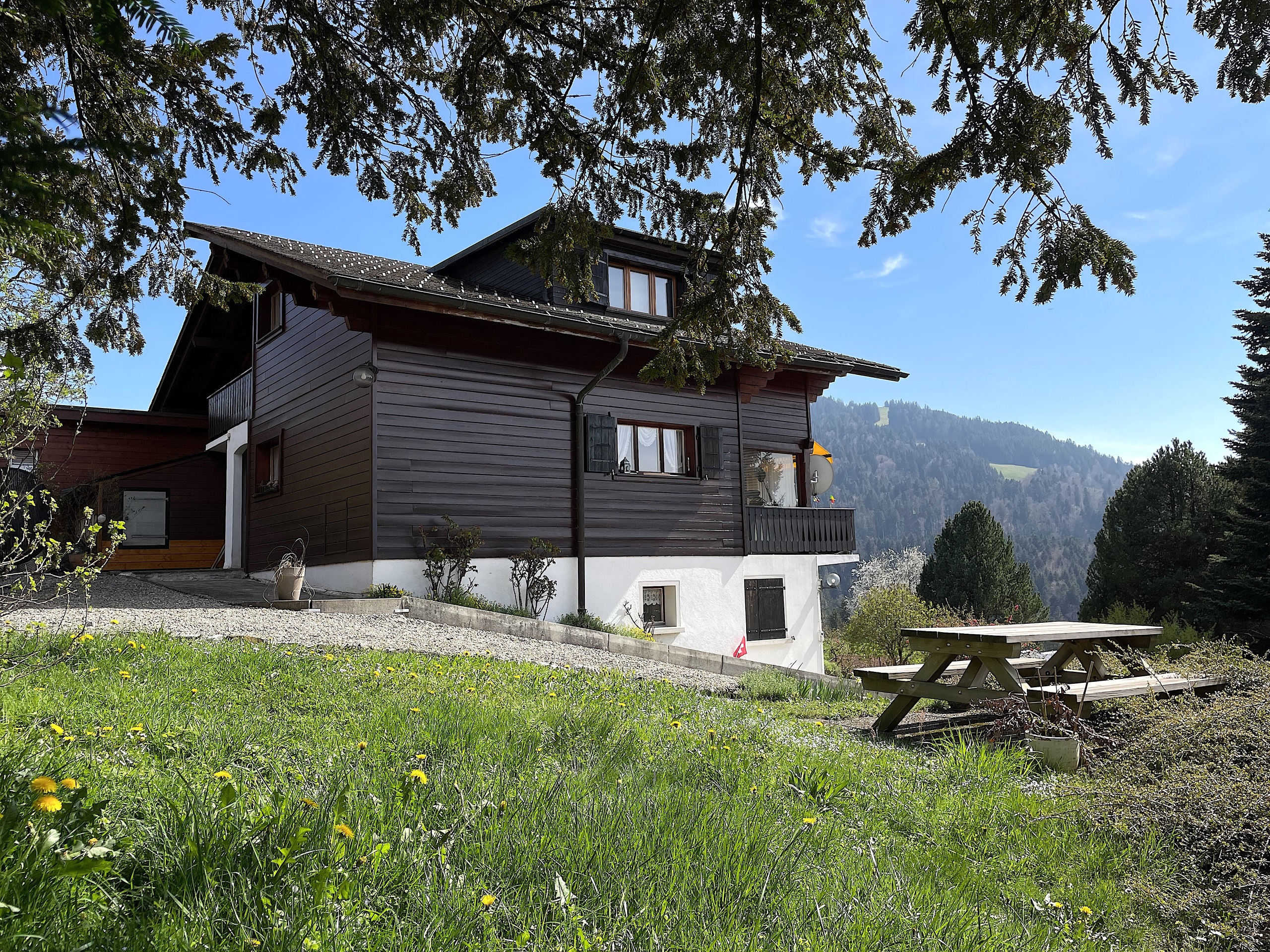 Alpenhaus mit Garten und Bergblick