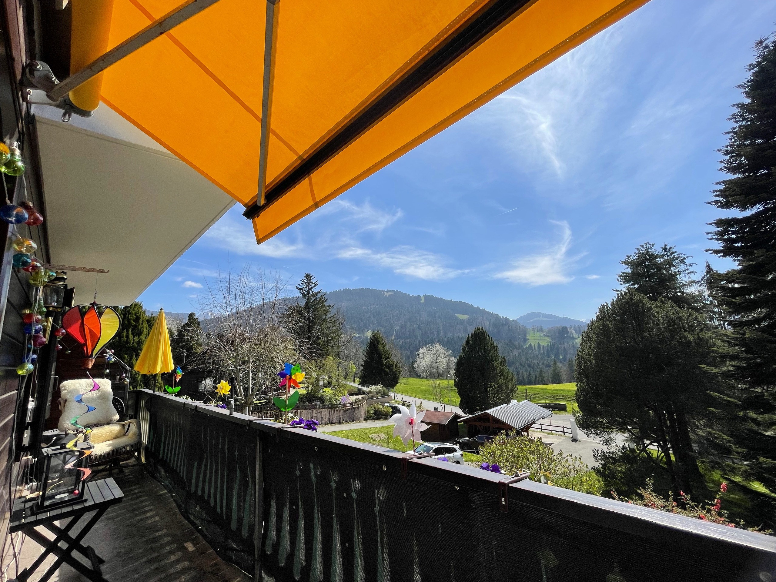 Balkon mit Bergblick