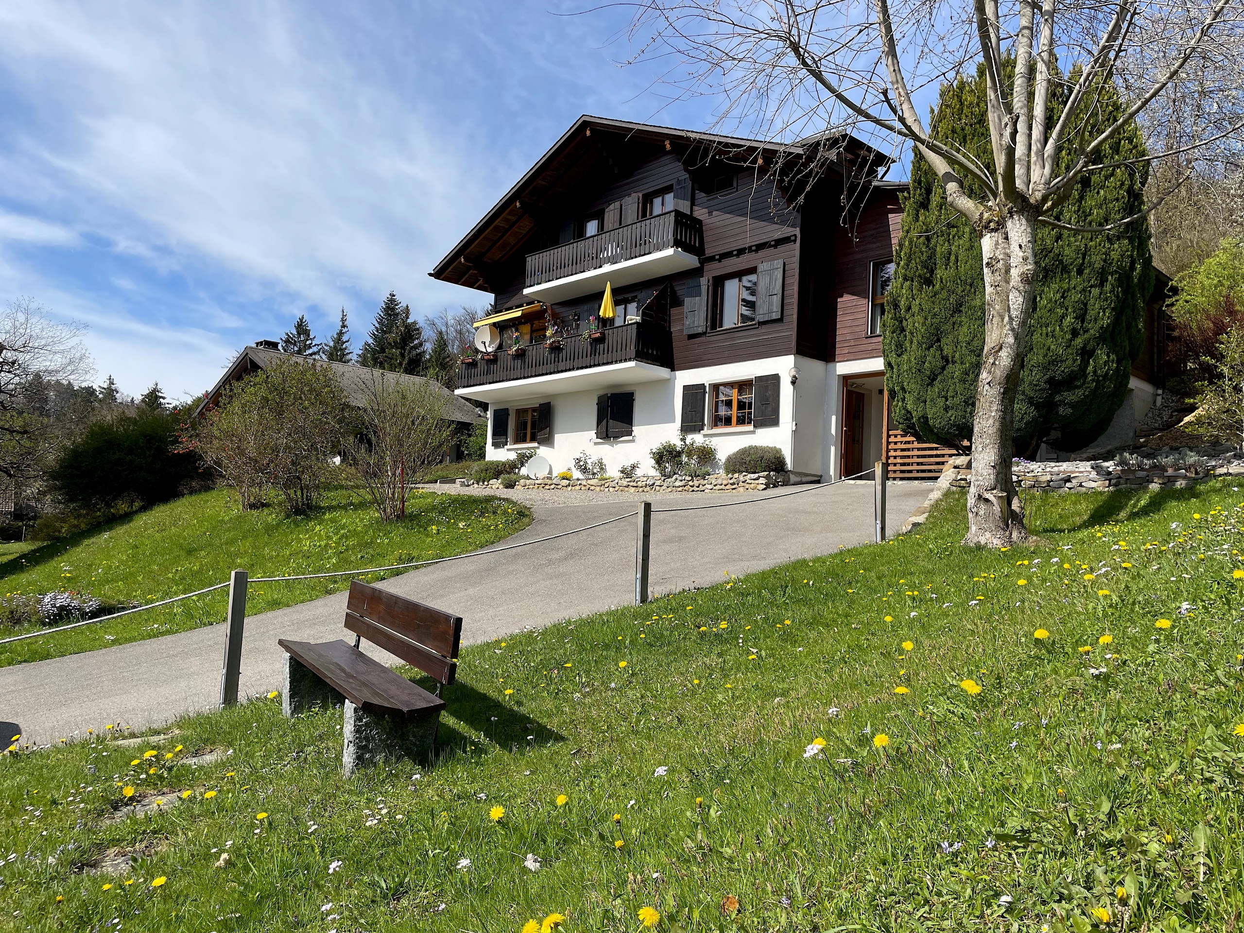 Alpines Einfamilienhaus mit Garten und Balkon