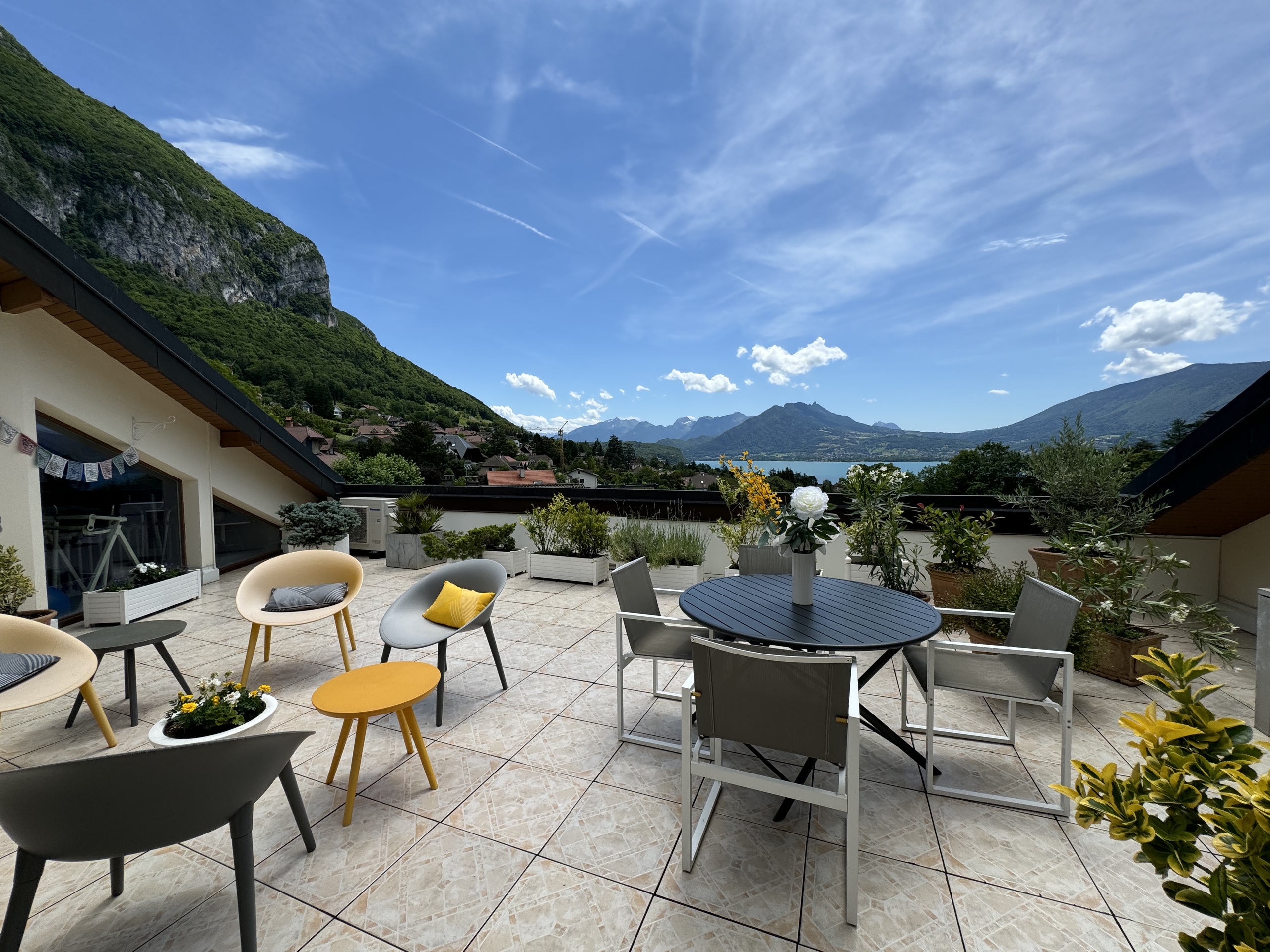 Terrasse mit Berg- und Seeblick
