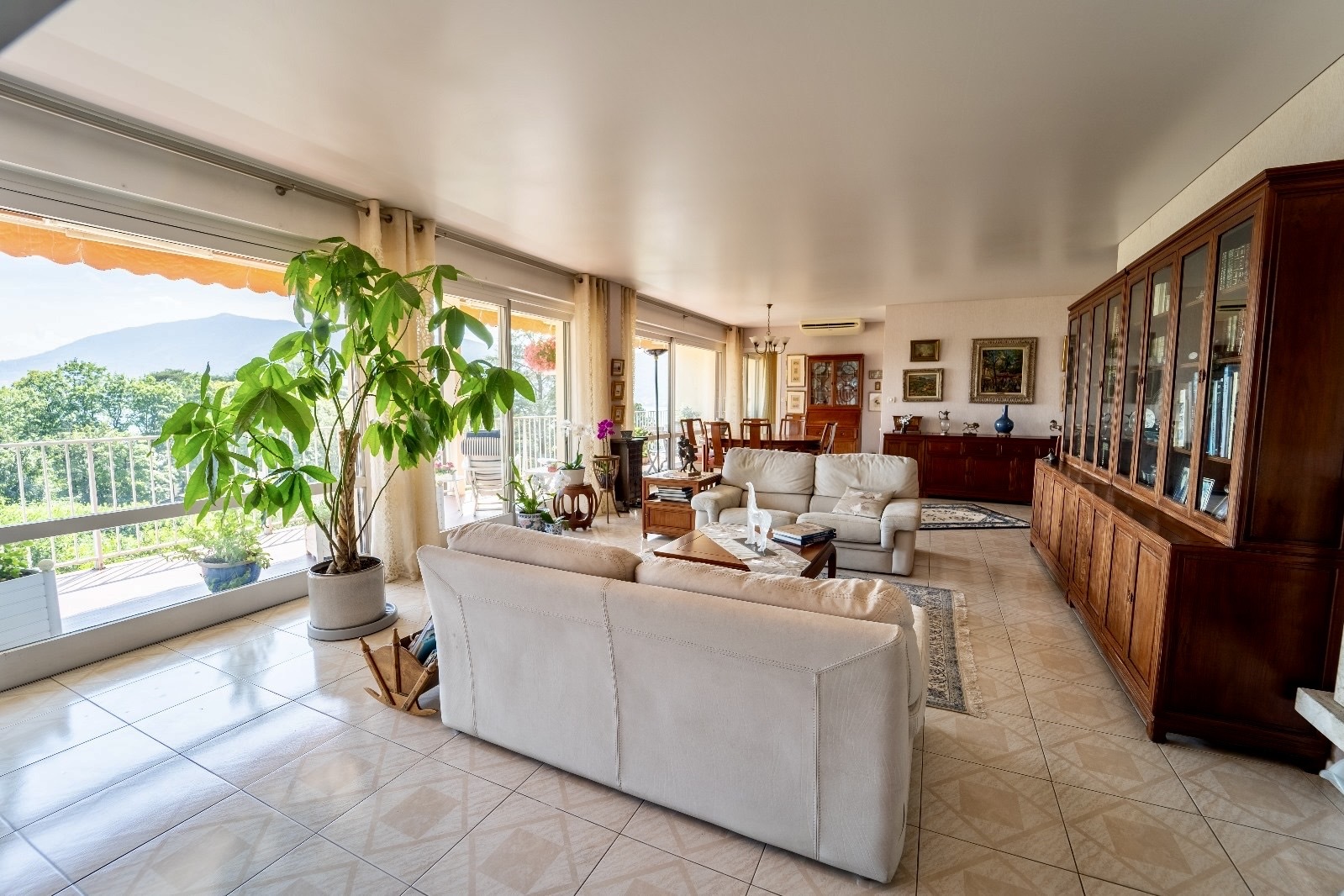 Großzügiges Wohnzimmer mit Balkonblick