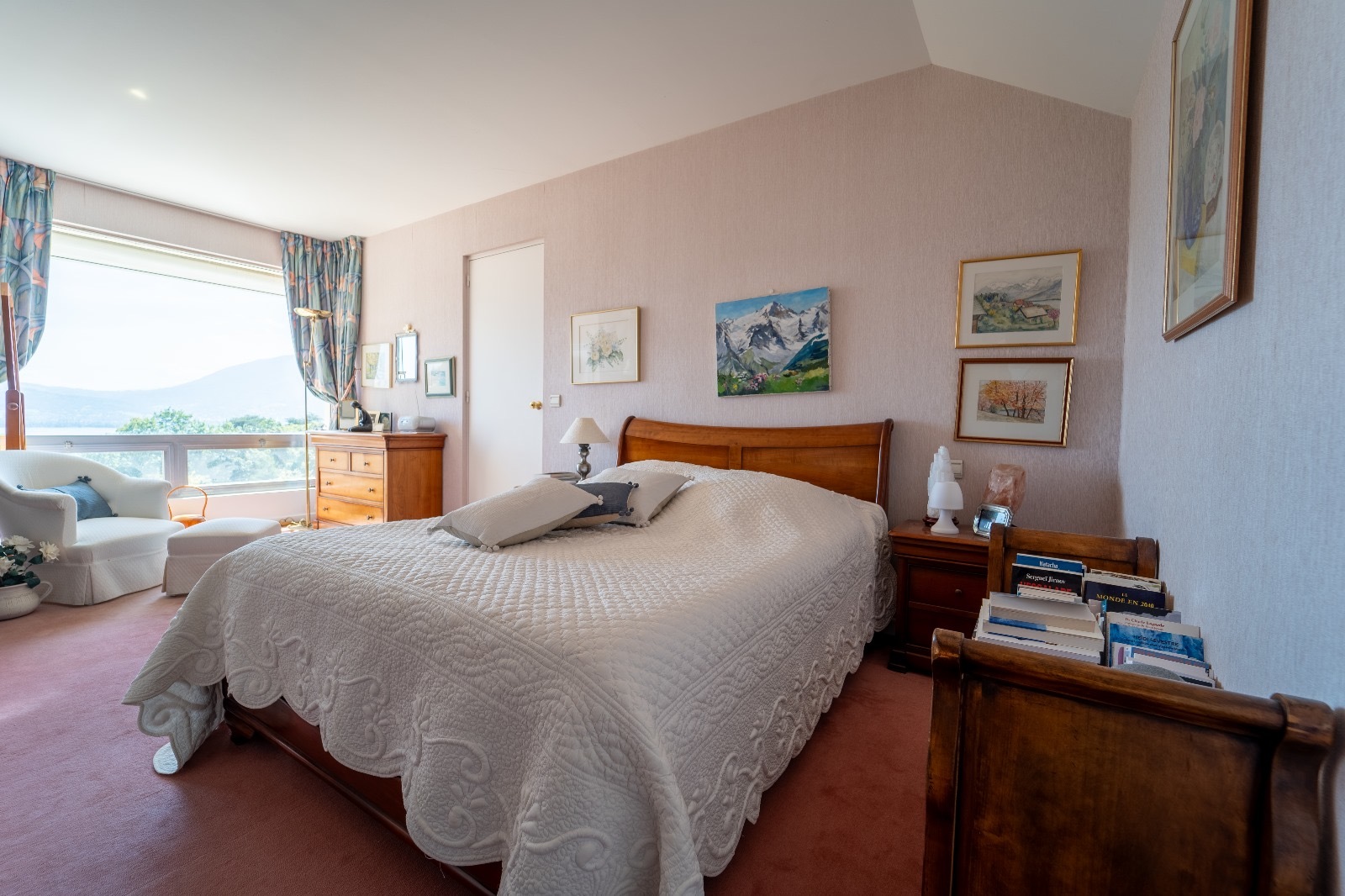 Helles Schlafzimmer mit Bergblick