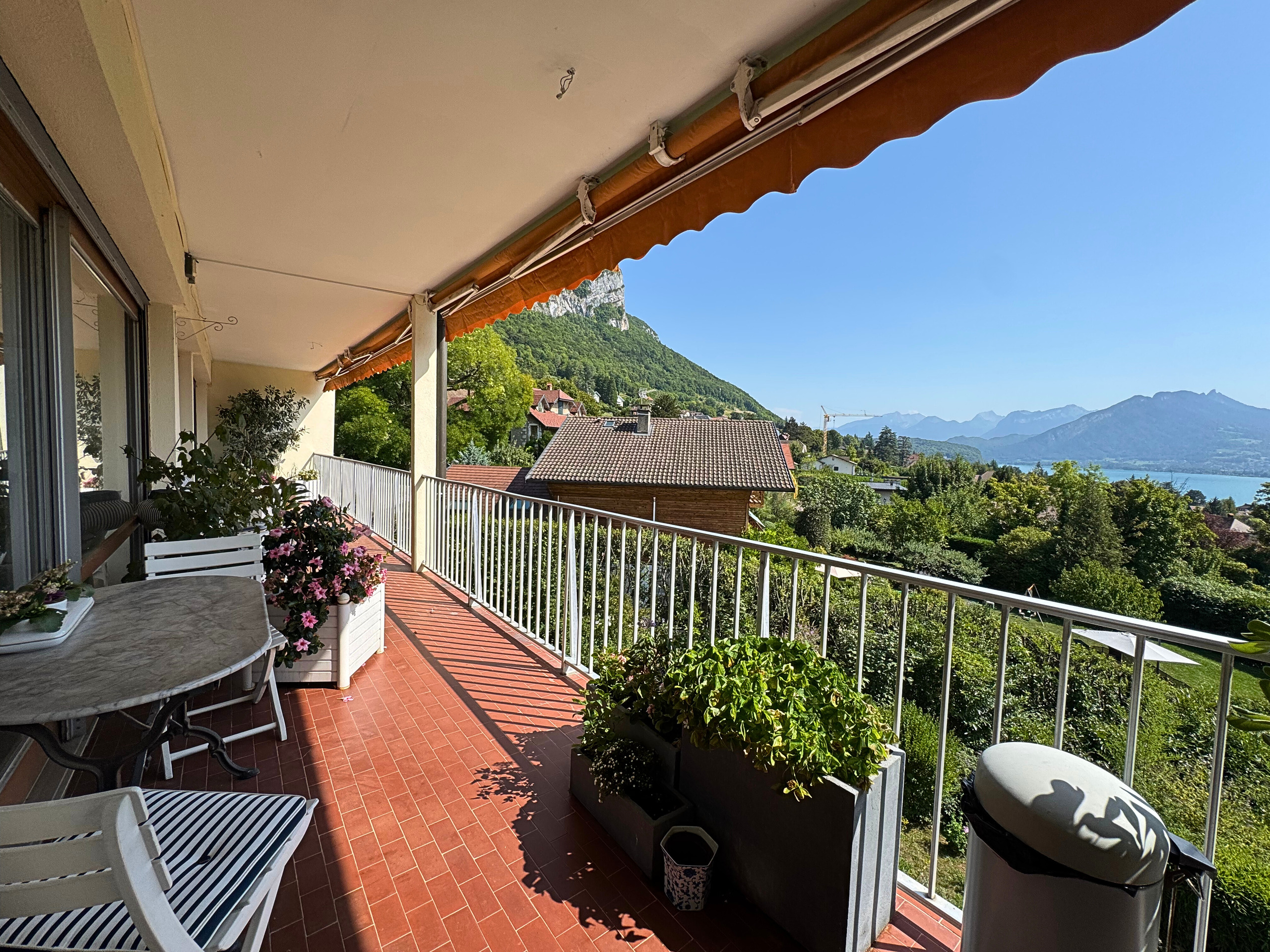Balkon mit Berg- und Seeblick