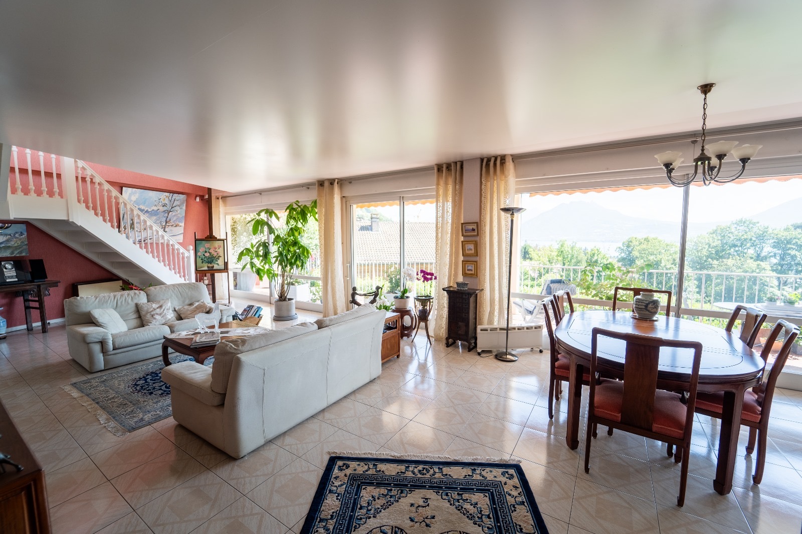 Großzügiges Wohn- und Esszimmer mit Panoramafenstern und Balkonblick