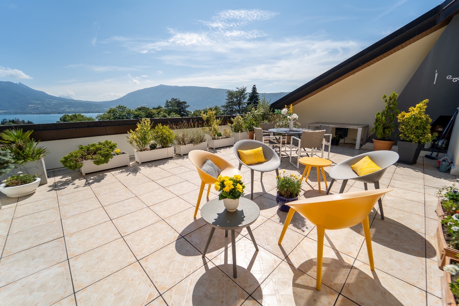 Terrasse mit Seeblick und Sitzgruppe