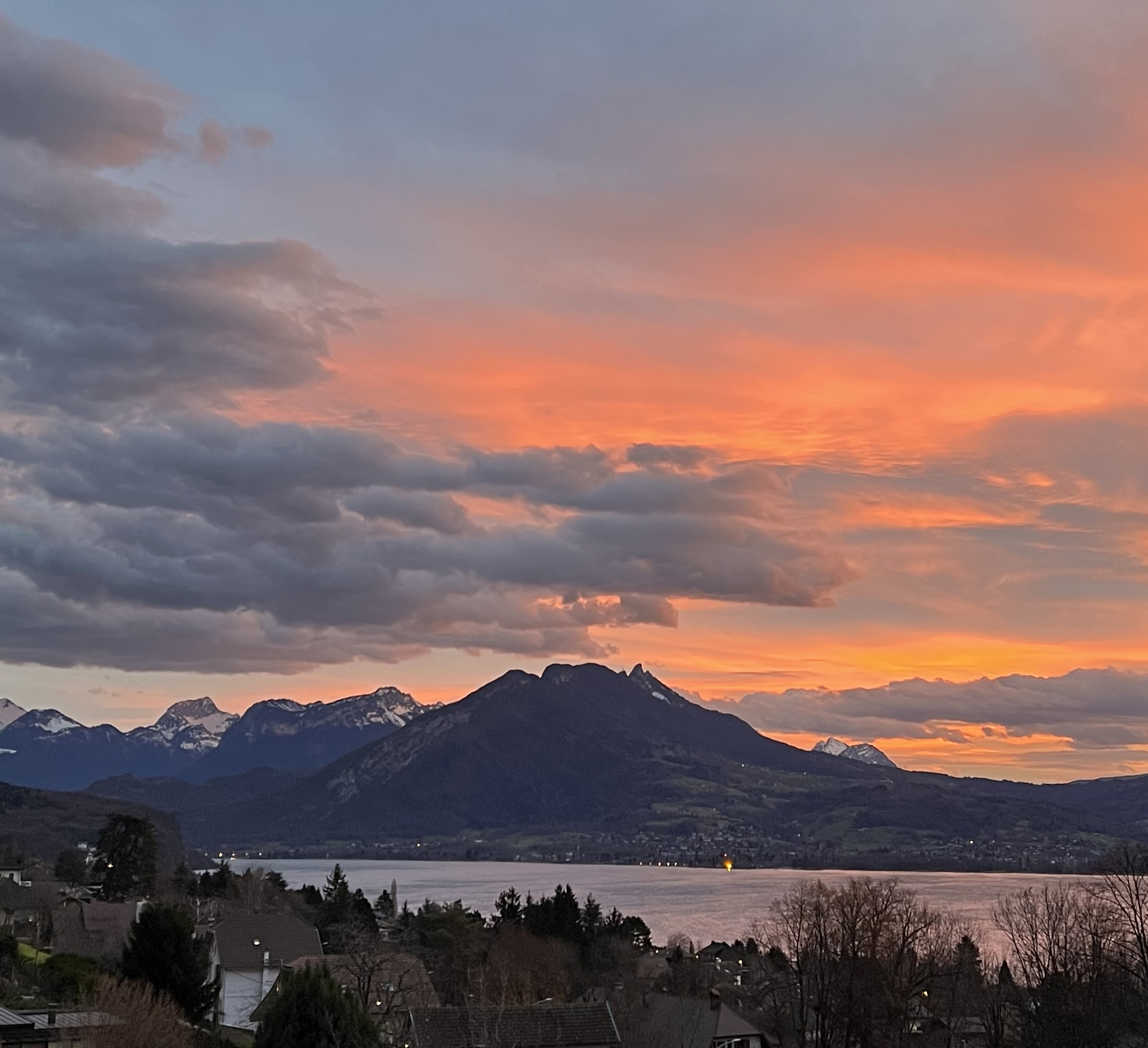Berg- und Seeblick bei Sonnenuntergang