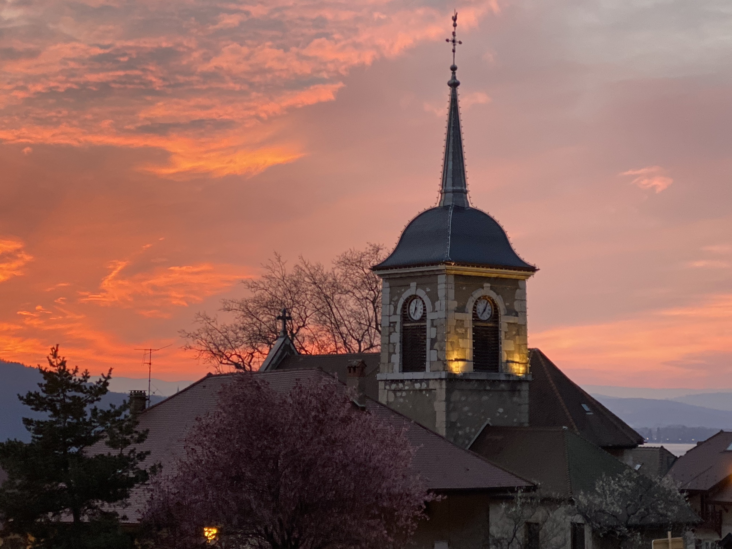 Kirchturm bei Sonnenuntergang