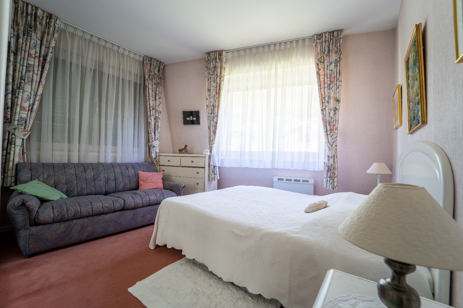 Schlafzimmer mit Sofa und Tageslicht