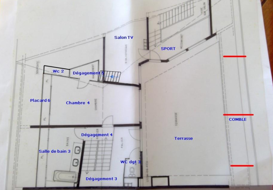 Grundriss einer Dachgeschoss-Etage mit beschrifteten Räumen