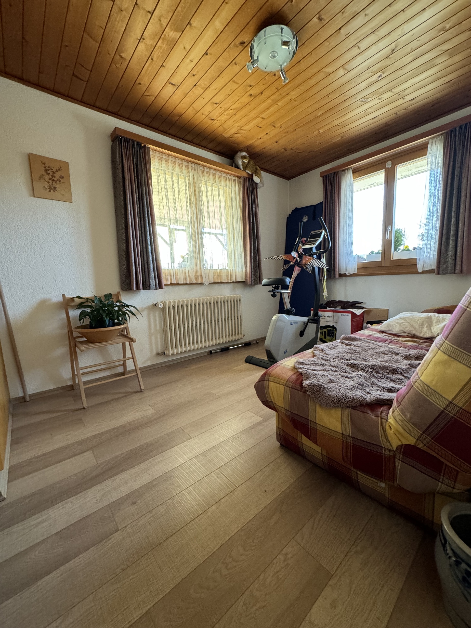 Gemütliches Schlafzimmer mit Holzdecke