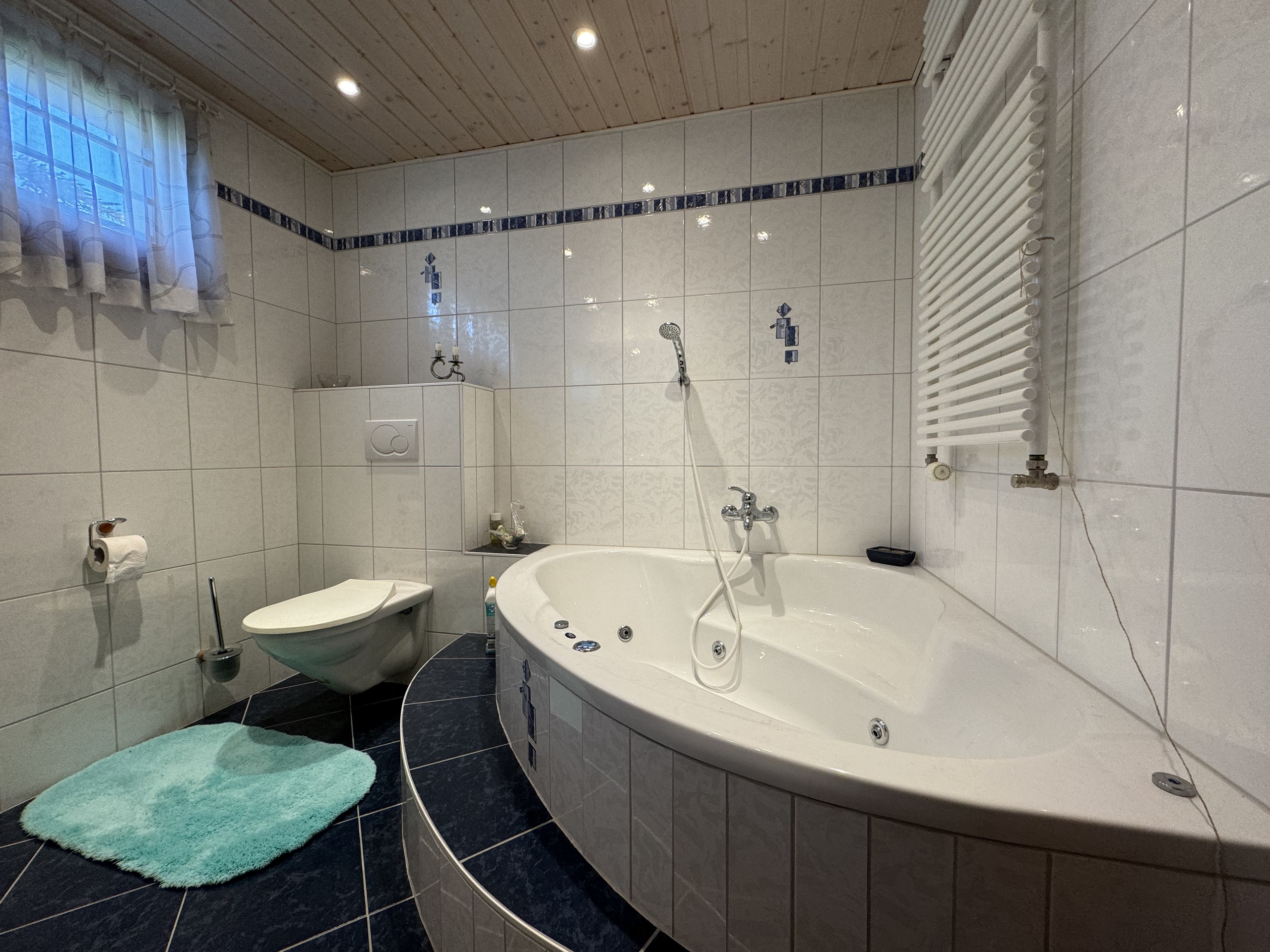 Modernes Badezimmer mit Badewanne und WC