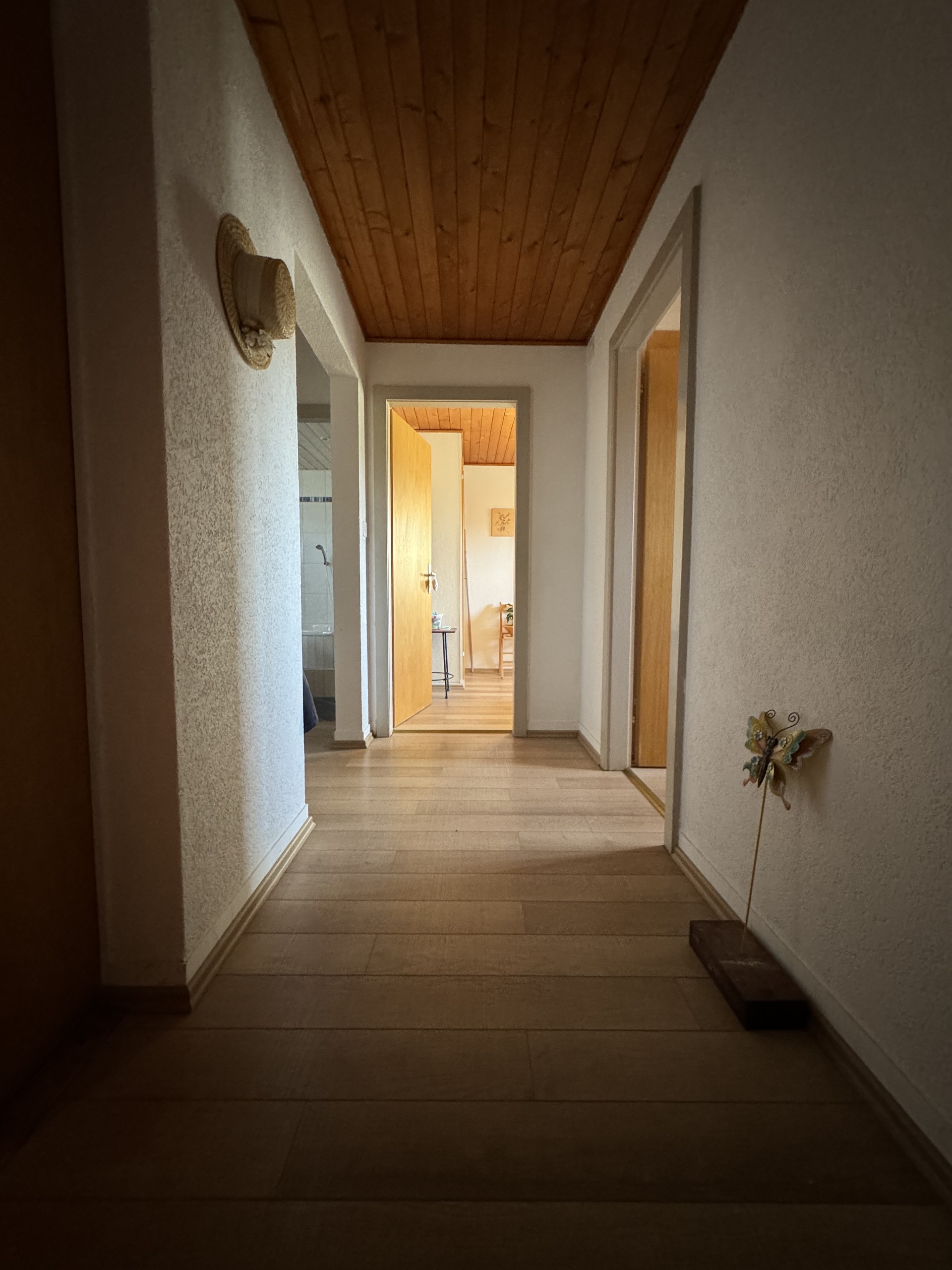 Langer Flur mit Holzdecke