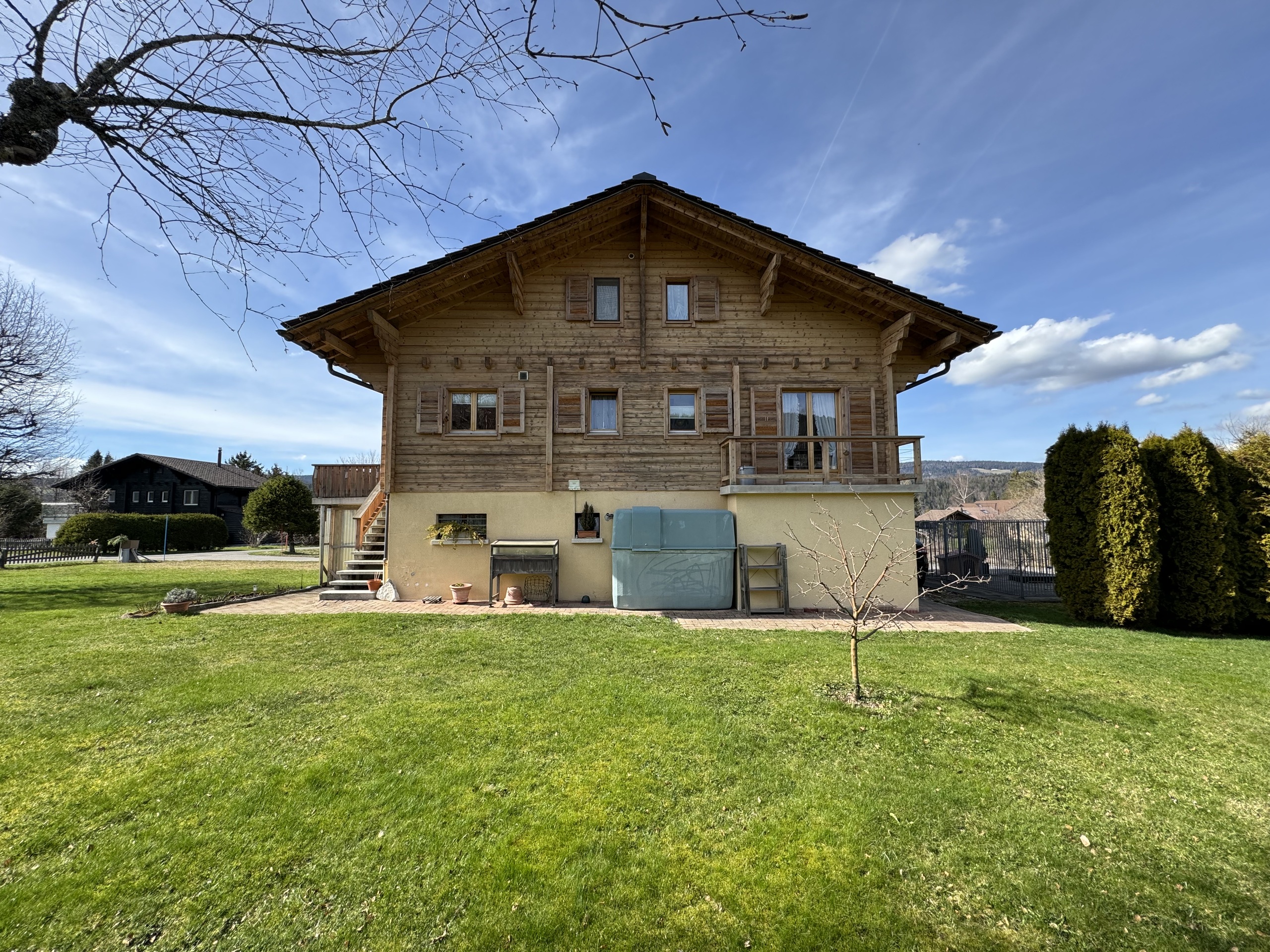 Holzhaus mit großem Garten
