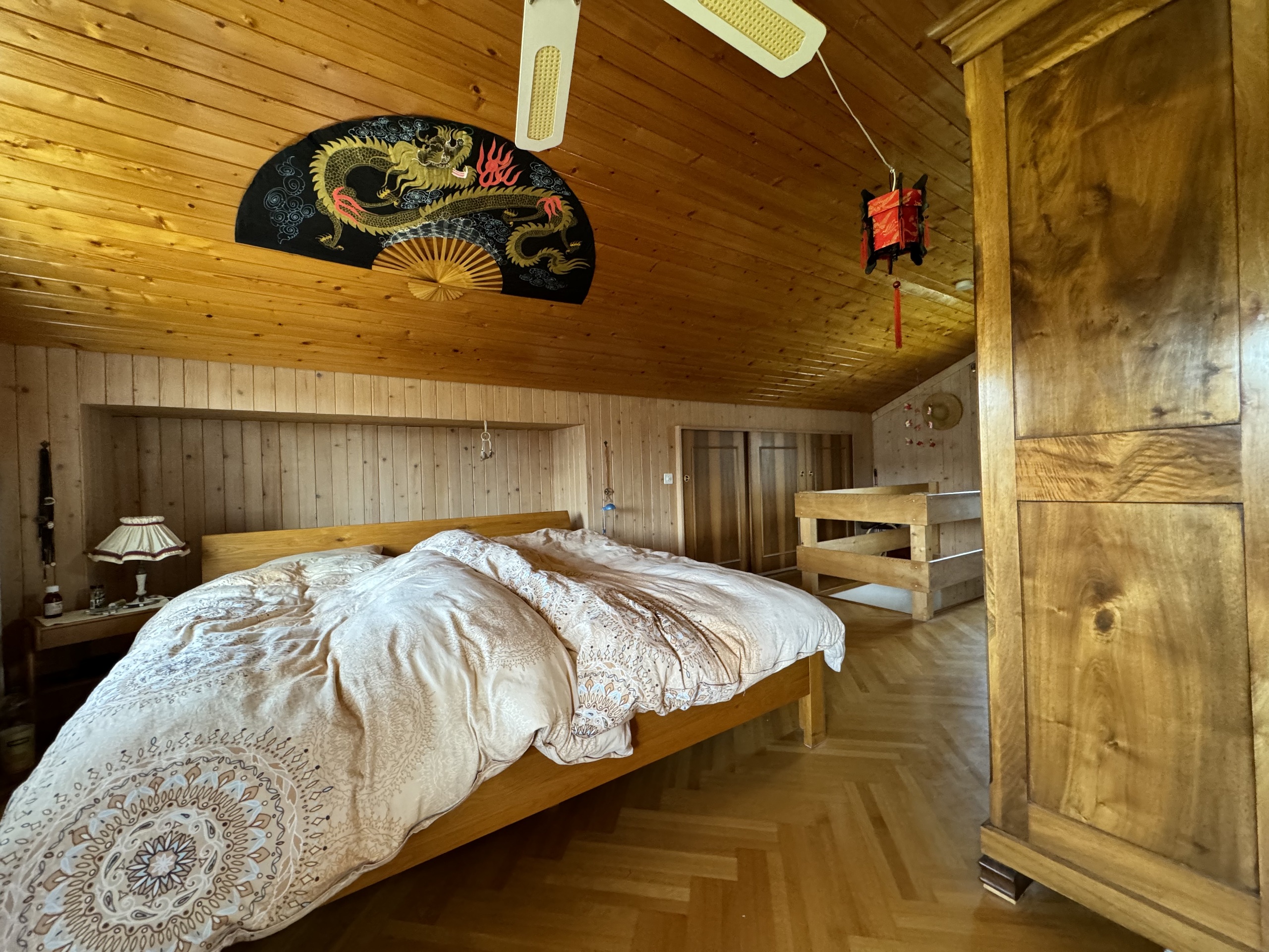 Gemütliches Schlafzimmer mit Holzvertäfelung