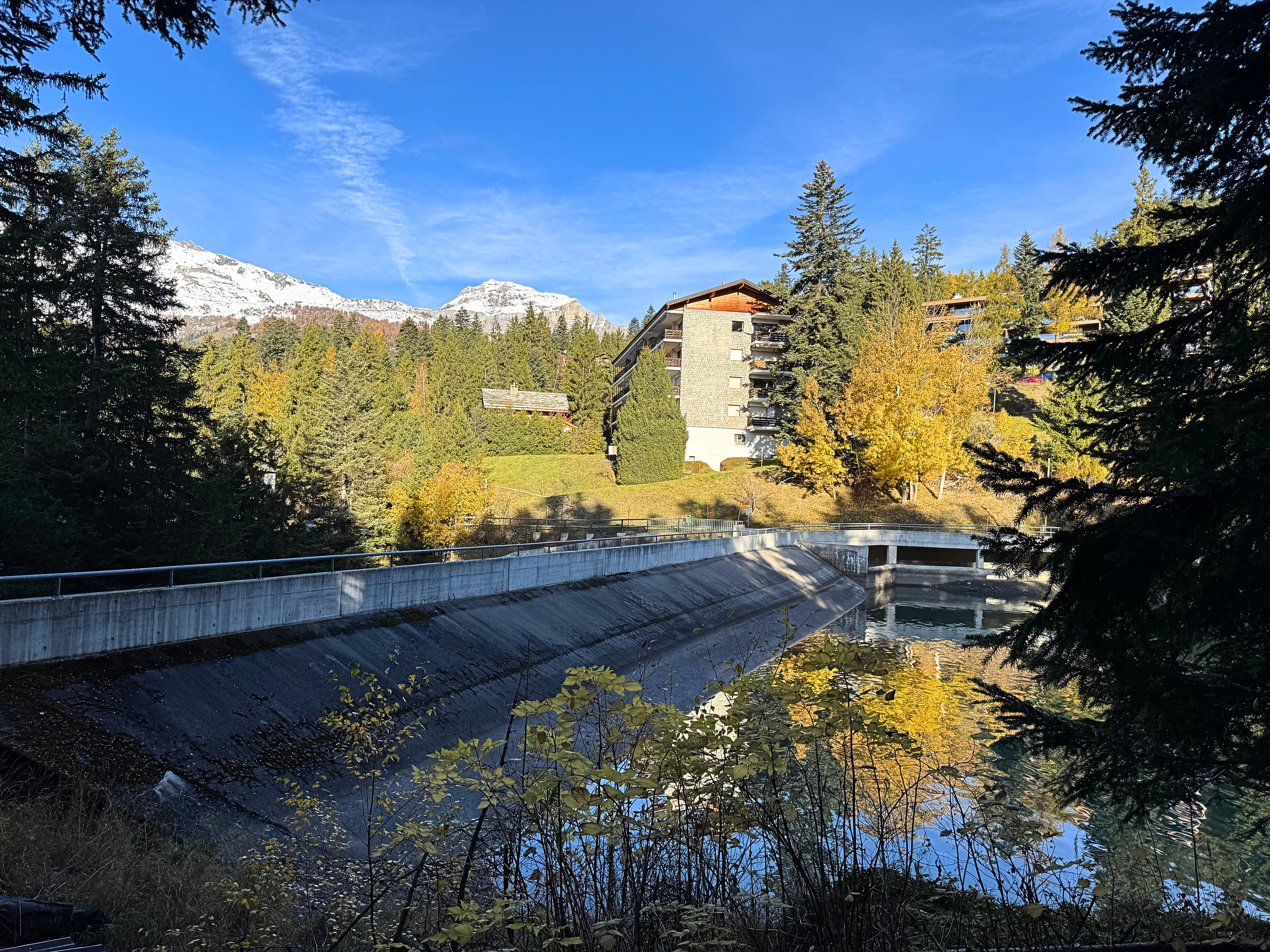 Alpine Landschaft mit Wasserlauf und Wohngebäuden