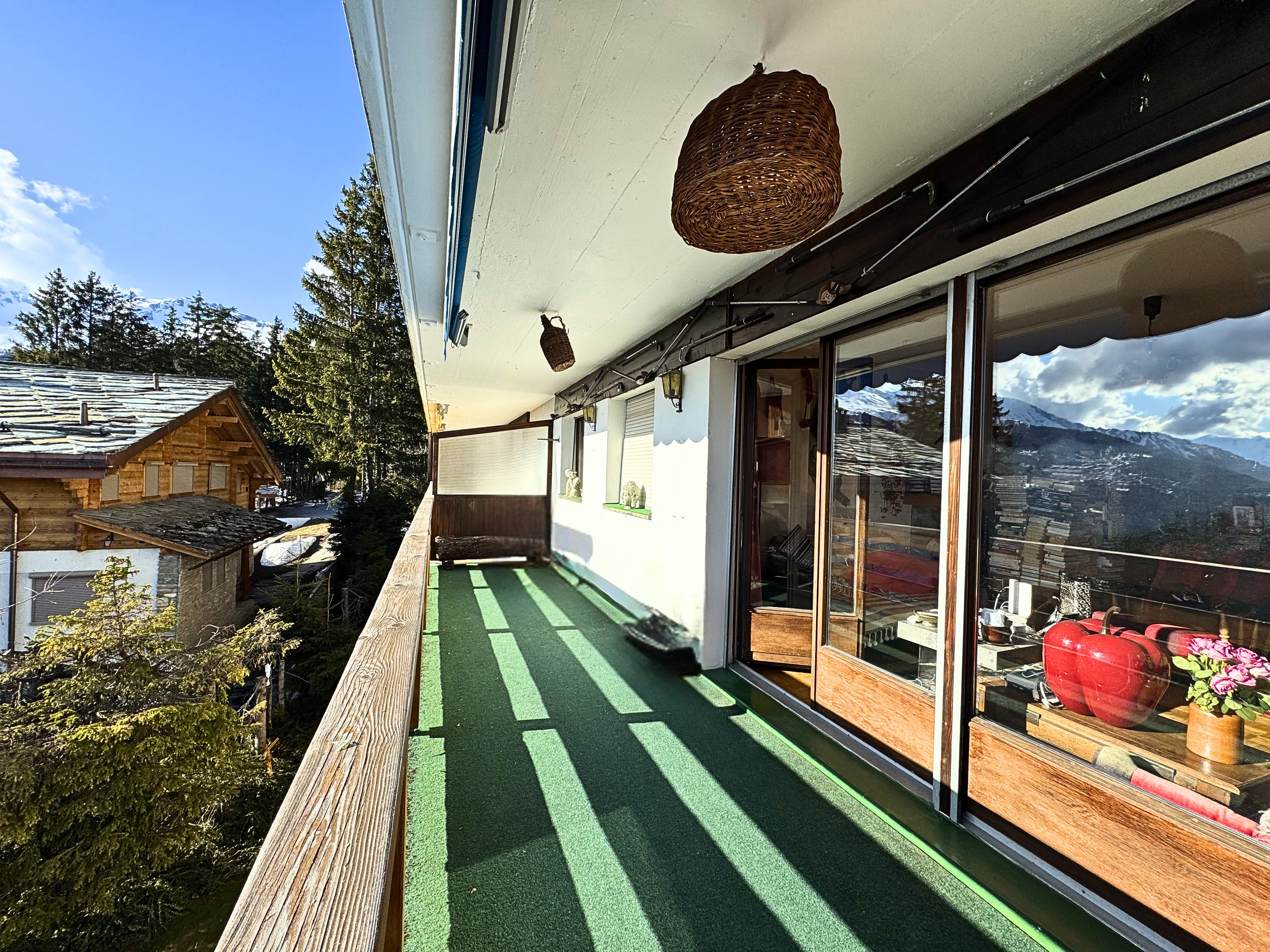 Alpenbalkon mit Bergblick