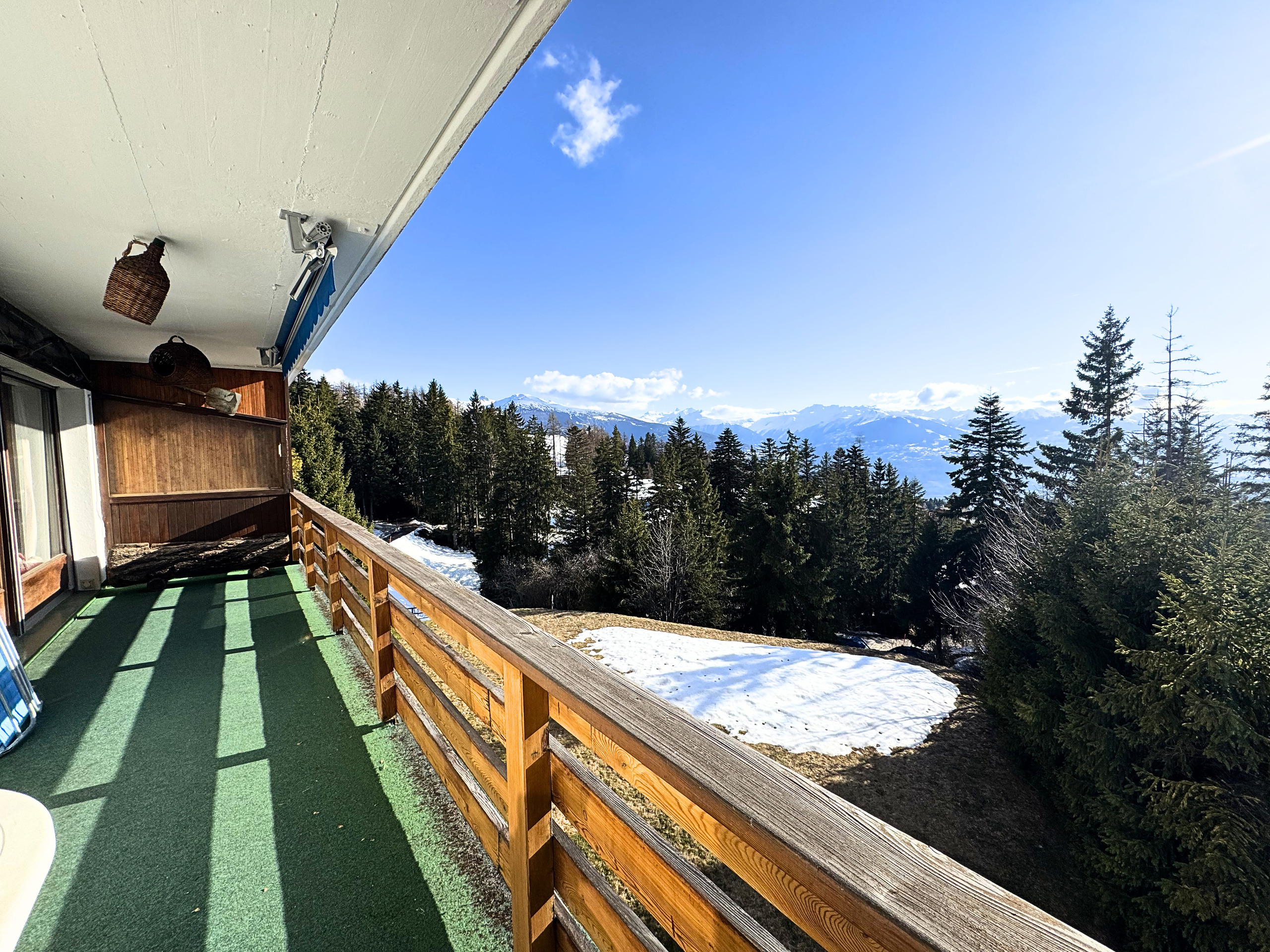 Balkon mit Bergblick