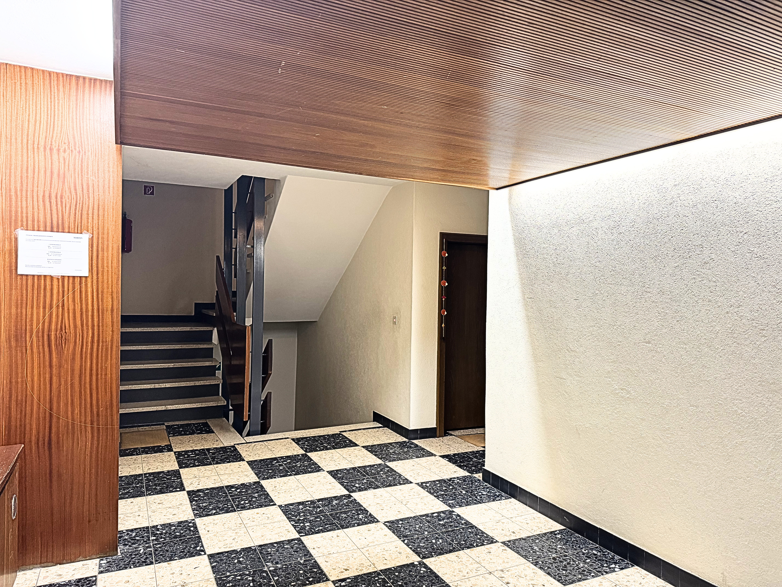 Treppenhaus mit schwarz-weiß kariertem Boden