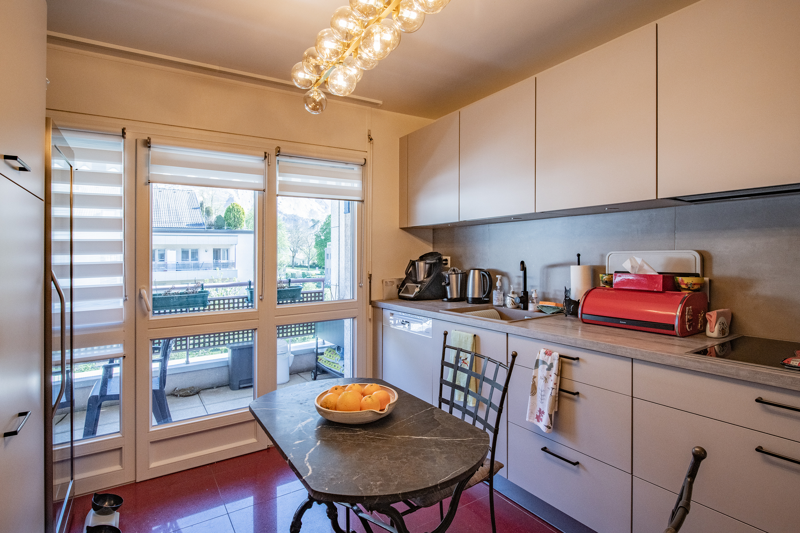 Helle, moderne Küche mit Balkonblick