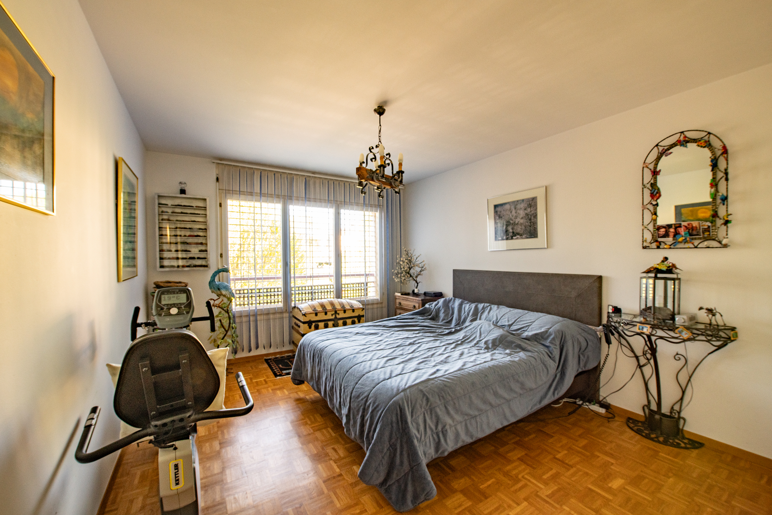 Schlafzimmer mit großem Bett und Tageslicht