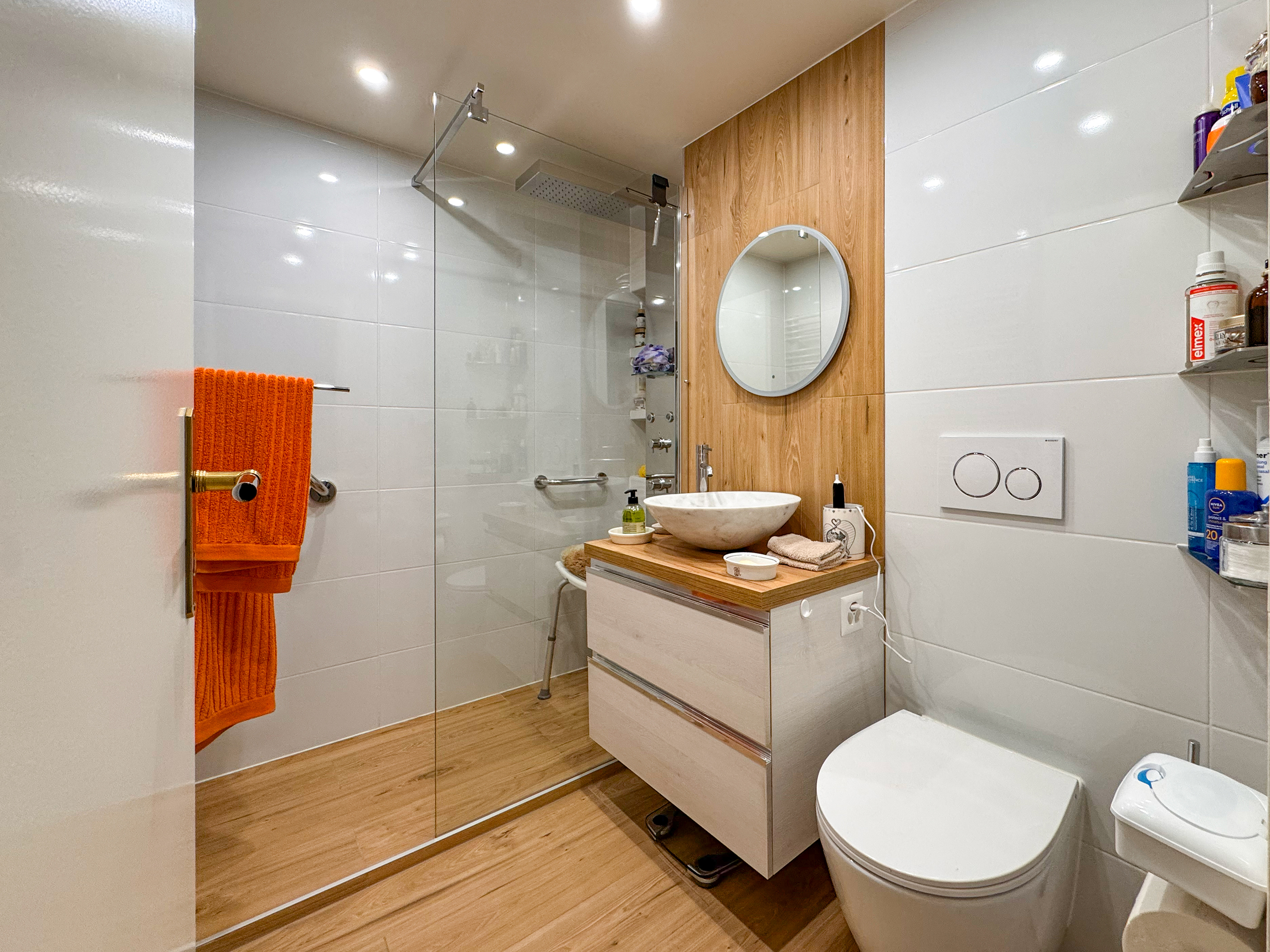 Modernes Badezimmer mit Dusche und Waschtisch