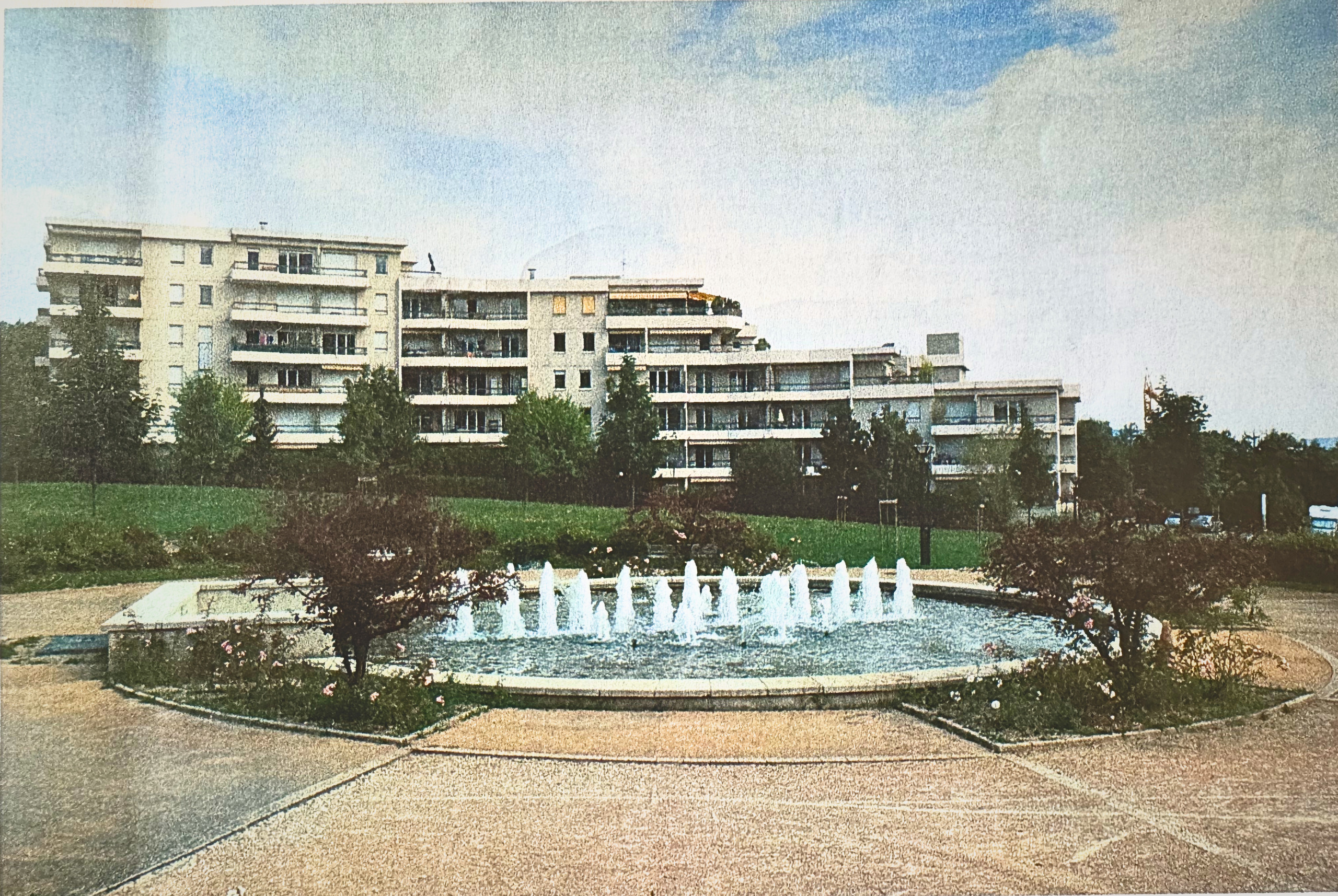 Wohnanlage mit Brunnenanlage