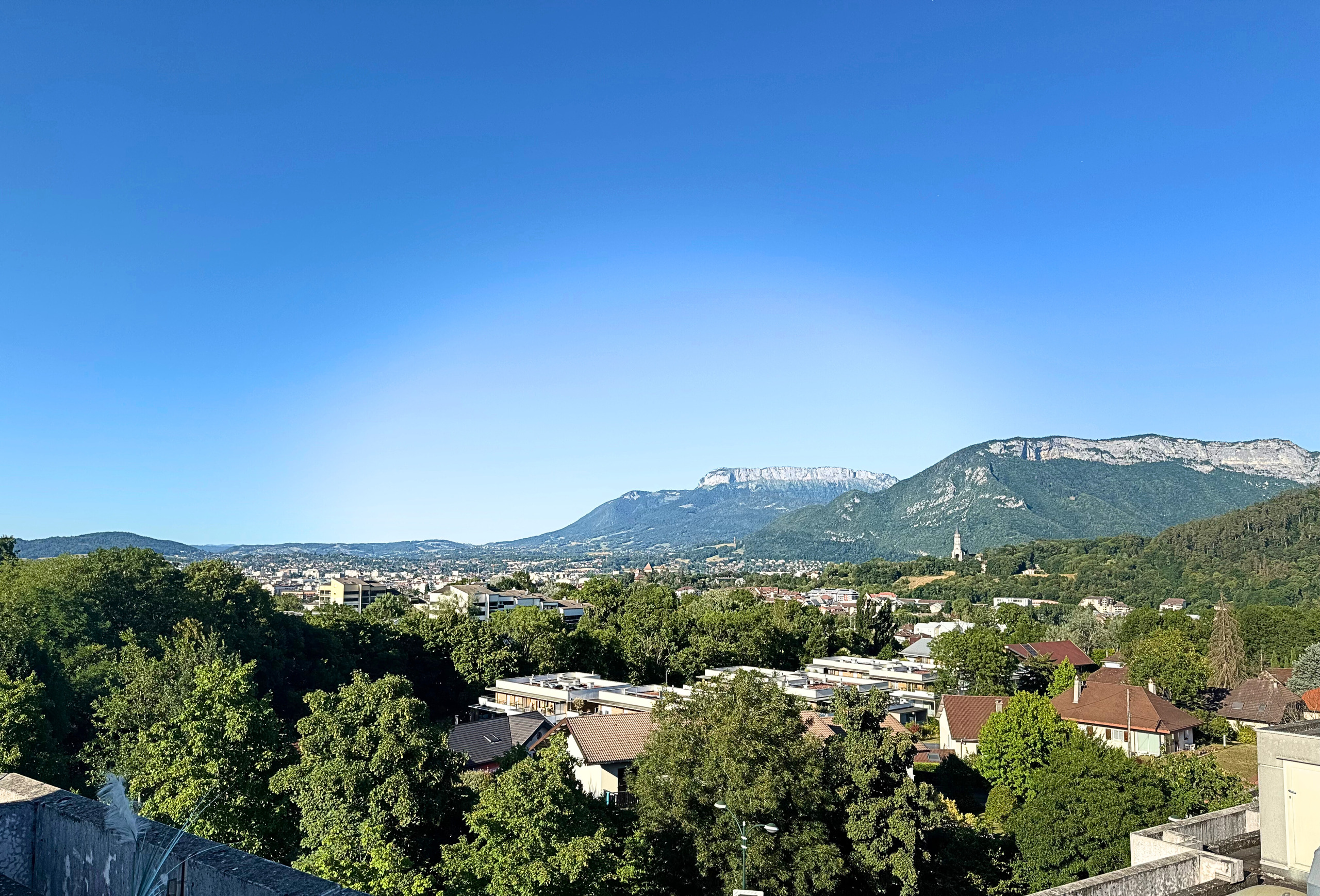 Panoramablick über Stadt und Berge