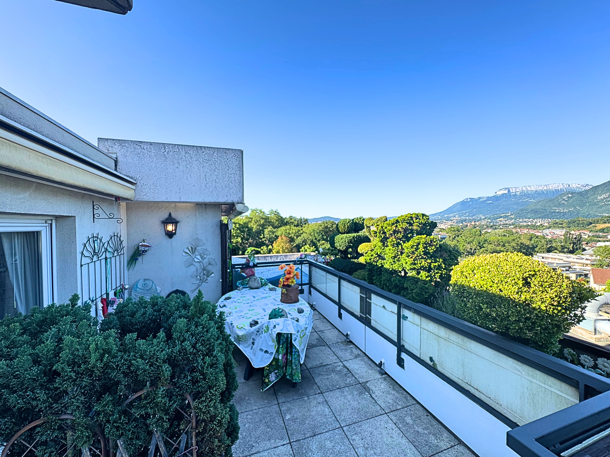 Balkon mit Bergblick