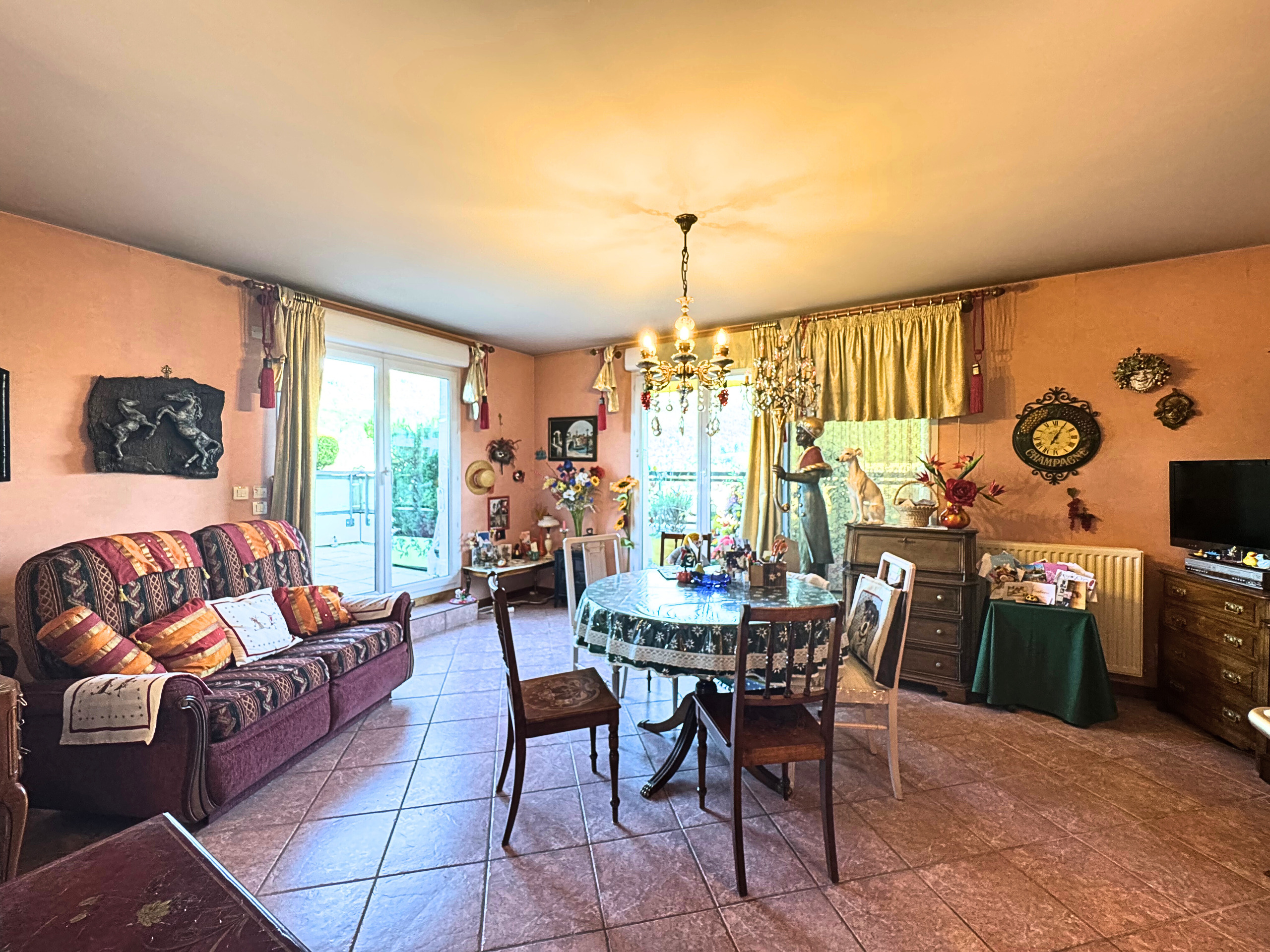 Gemütliches Wohnzimmer mit Essbereich
