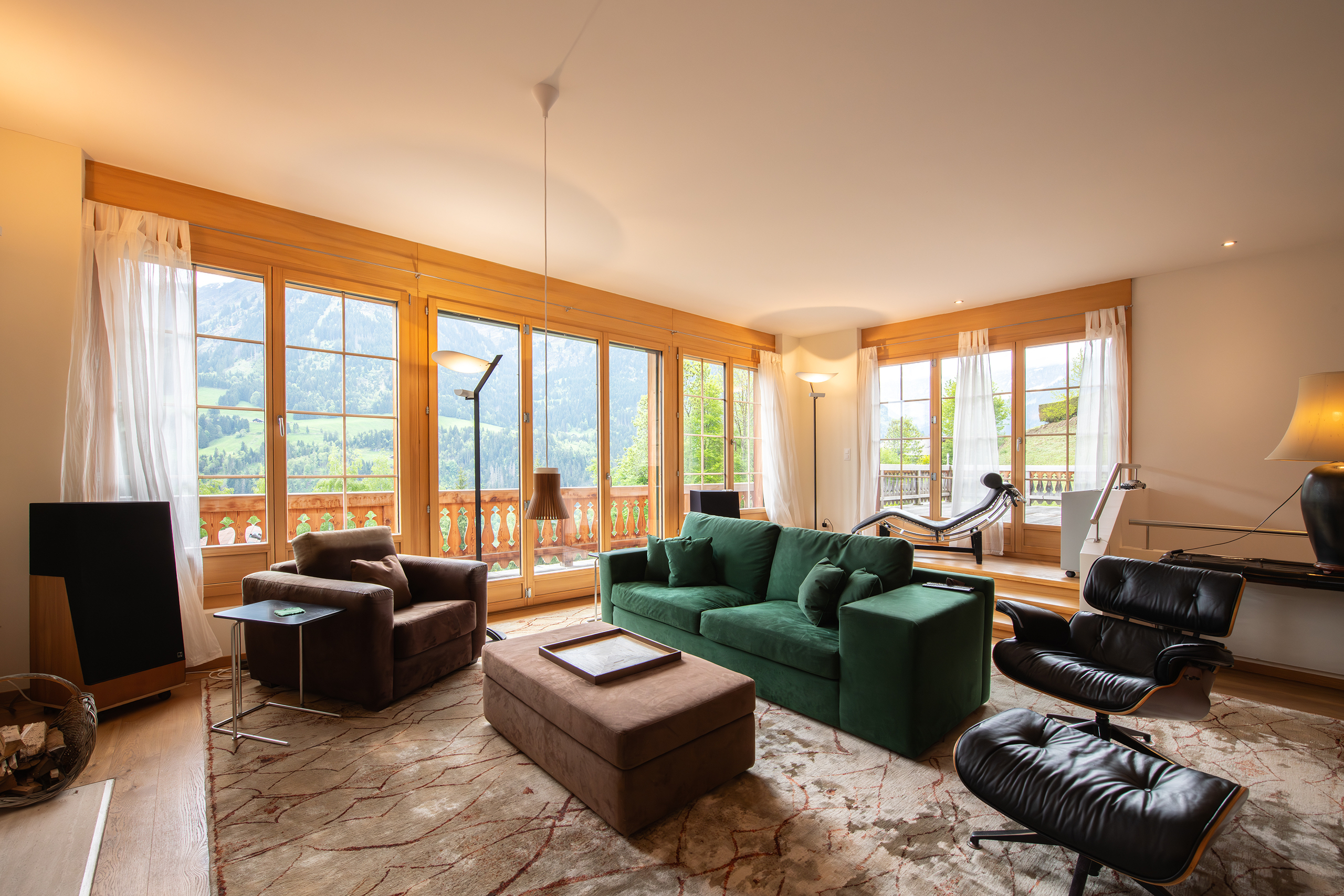 Helles Wohnzimmer mit Bergblick