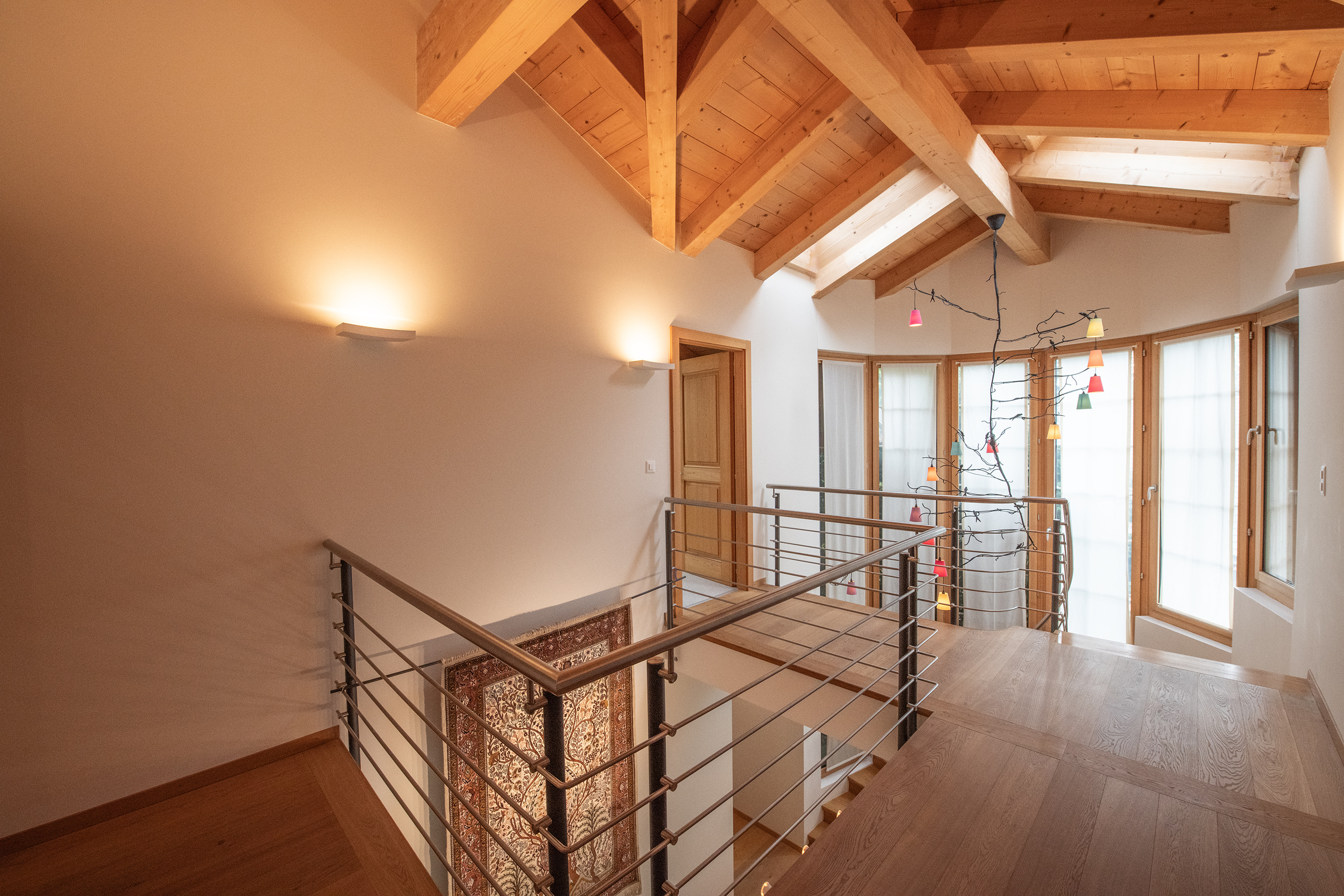 Helle Galerie mit Holzdecke und Treppenbrüstung