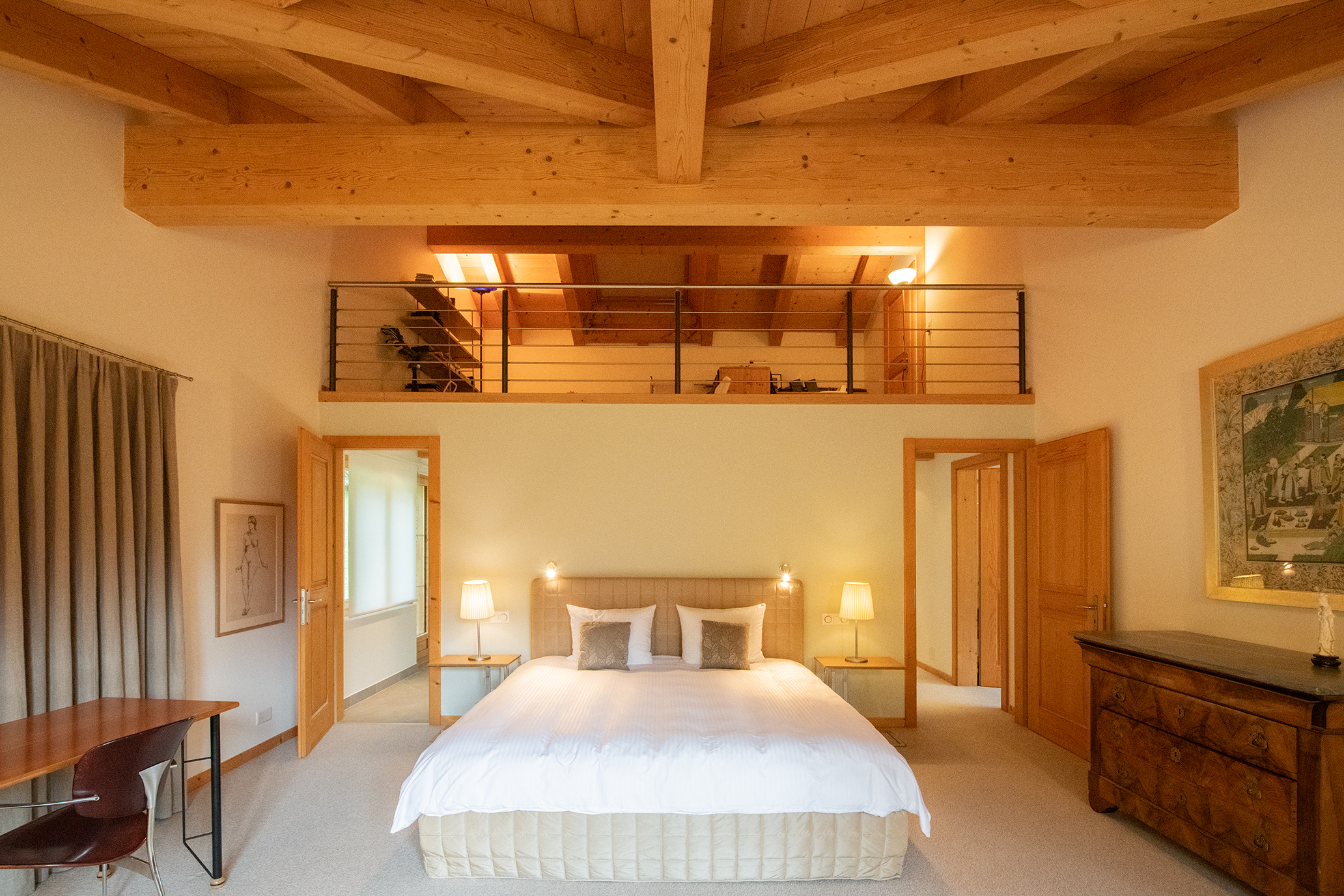 Helles Schlafzimmer mit Holzbalkendecke