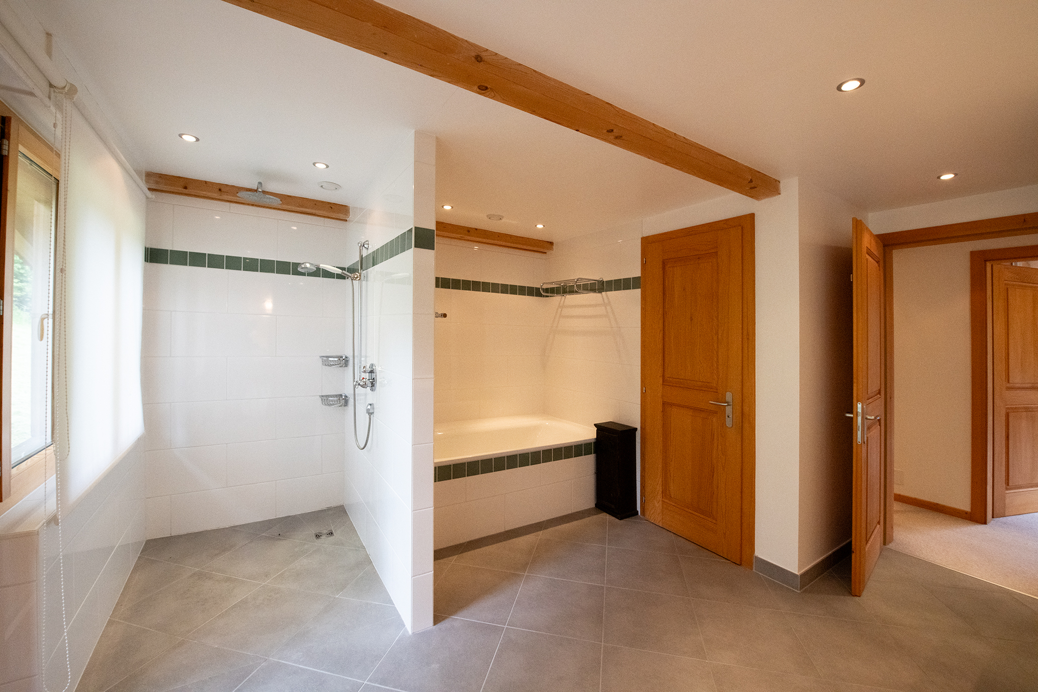 Moderne Badezimmeransicht mit Dusche und Wanne