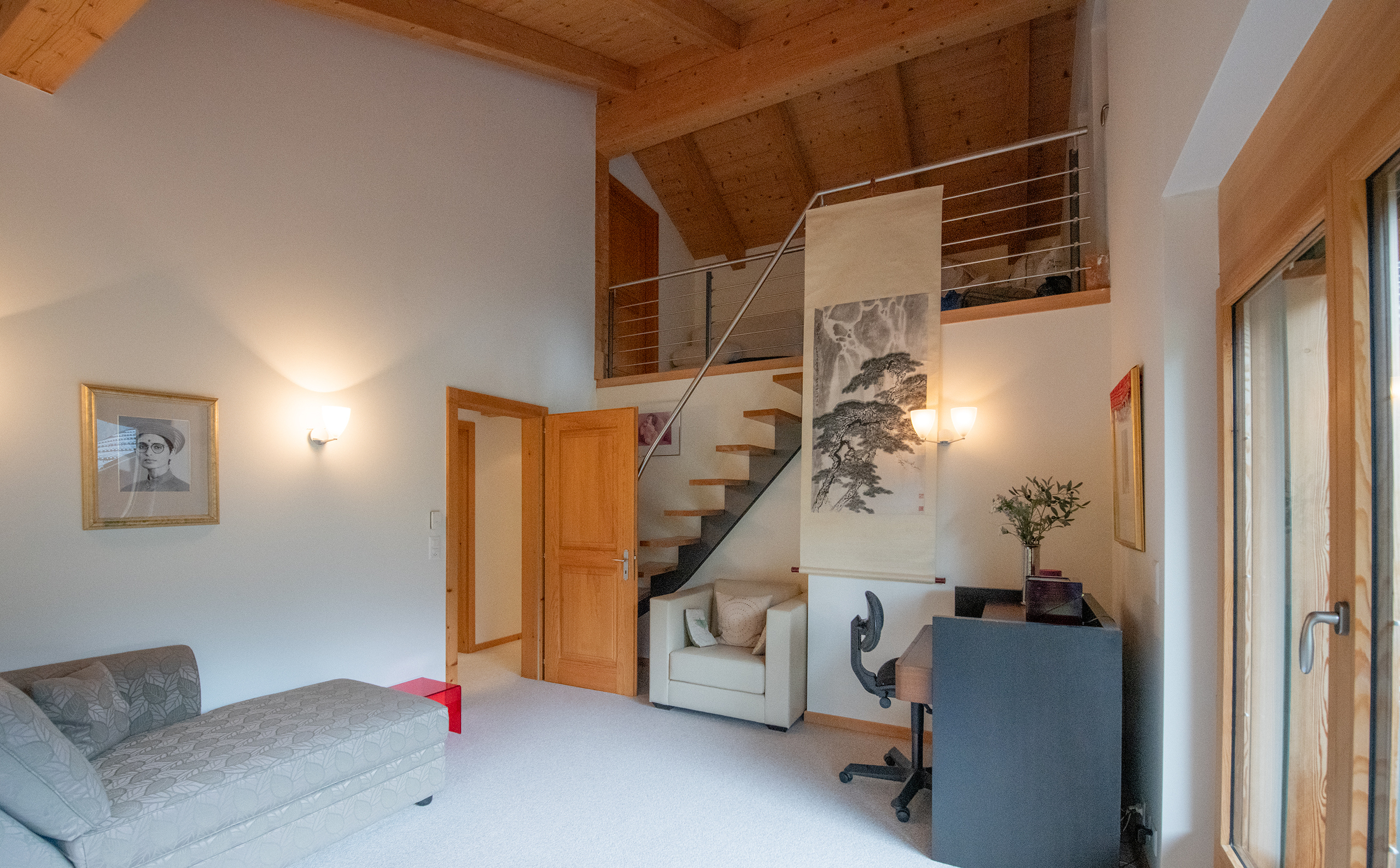 Helles Wohn- und Arbeitszimmer mit Galerie