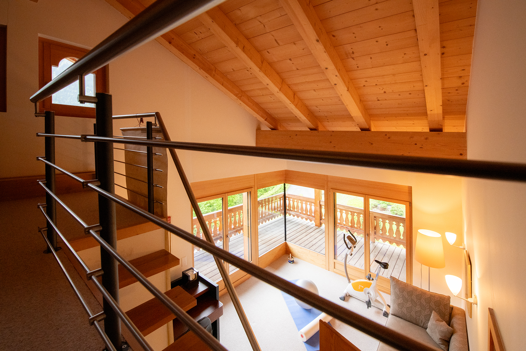 Lichtes Dachgeschoss mit Galerie und Blick ins Wohnzimmer
