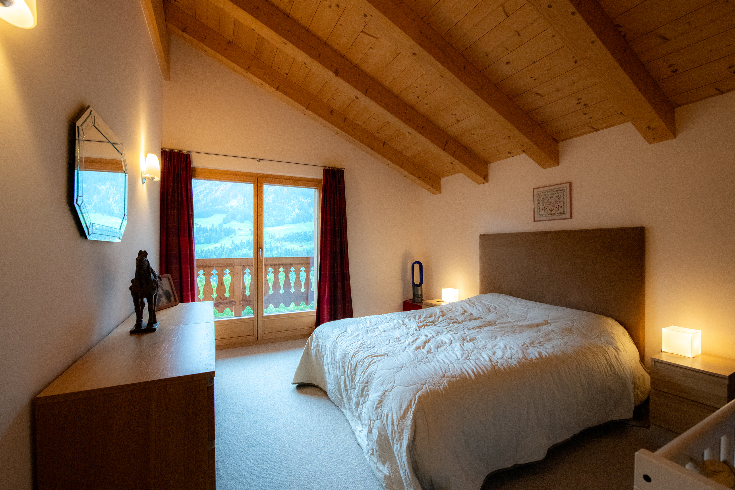 Gemütliches Schlafzimmer mit Bergblick