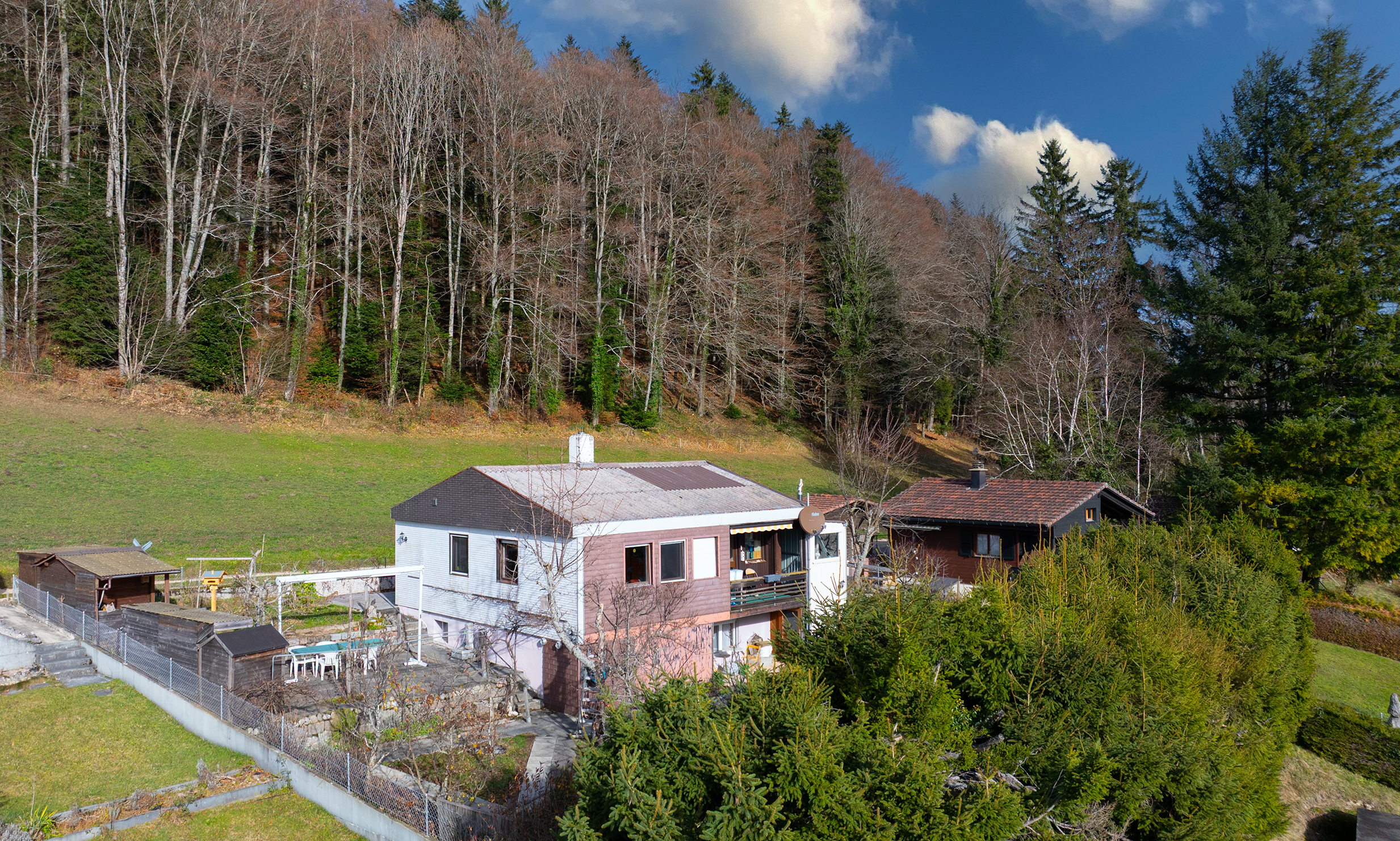 Ländliches Haus am Waldrand