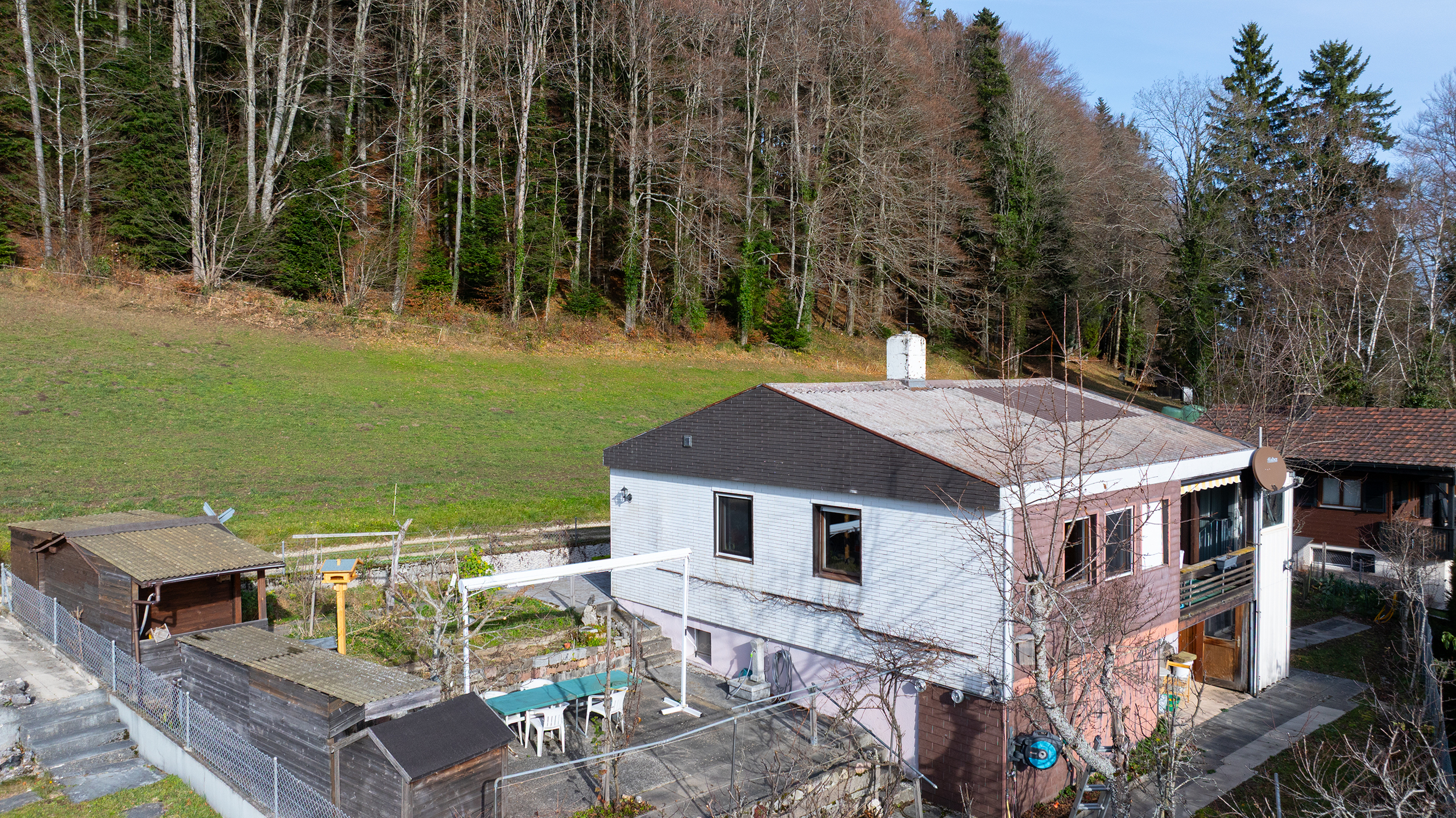 Außenansicht eines Hauses am Waldrand