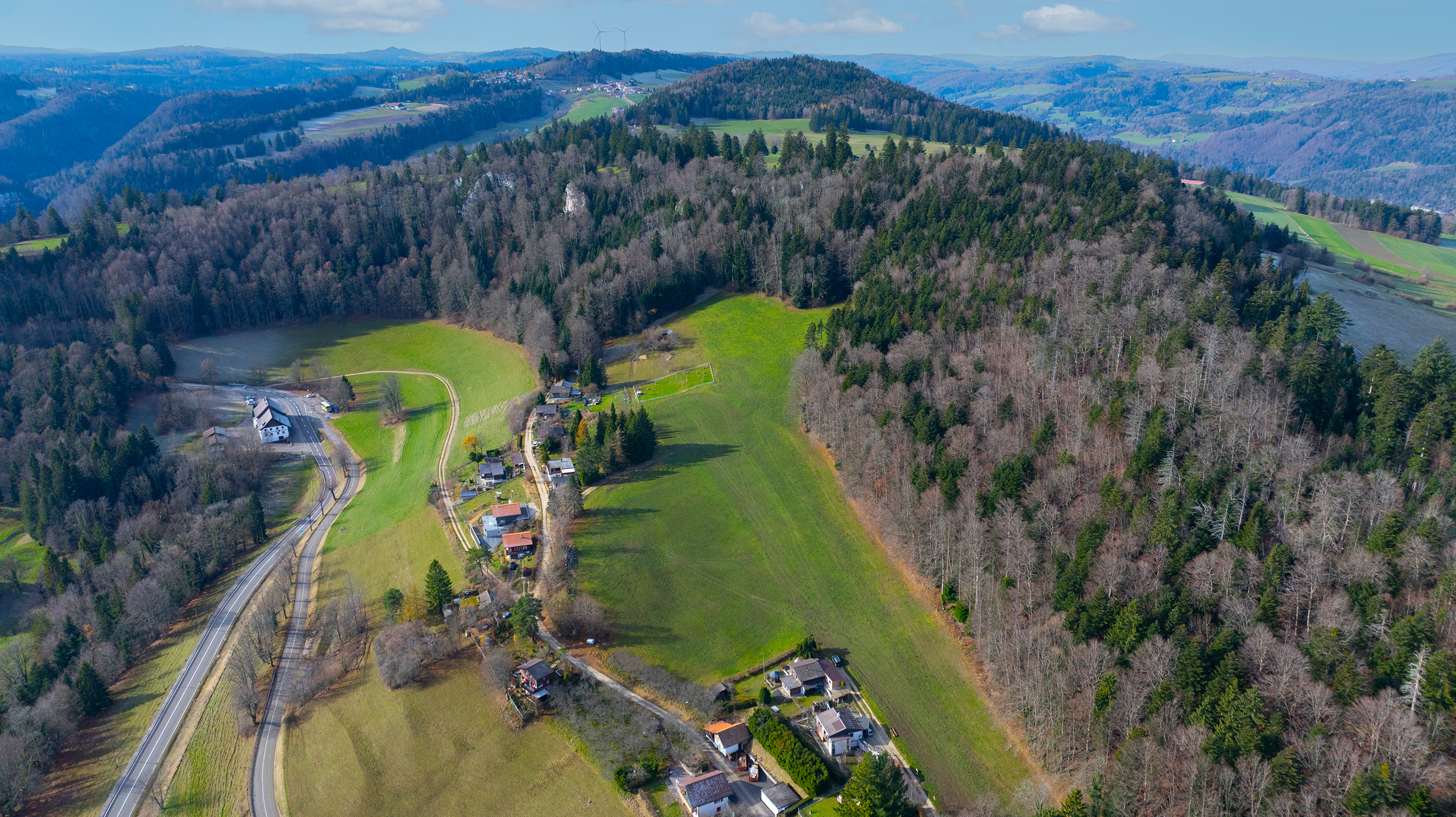 Luftaufnahme einer ländlichen Hügellandschaft