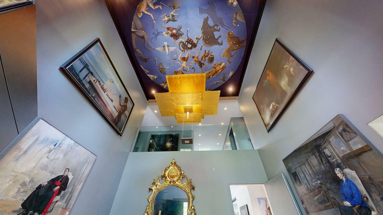 Künstlerisches Treppenhaus mit Galerie und Wandbildern