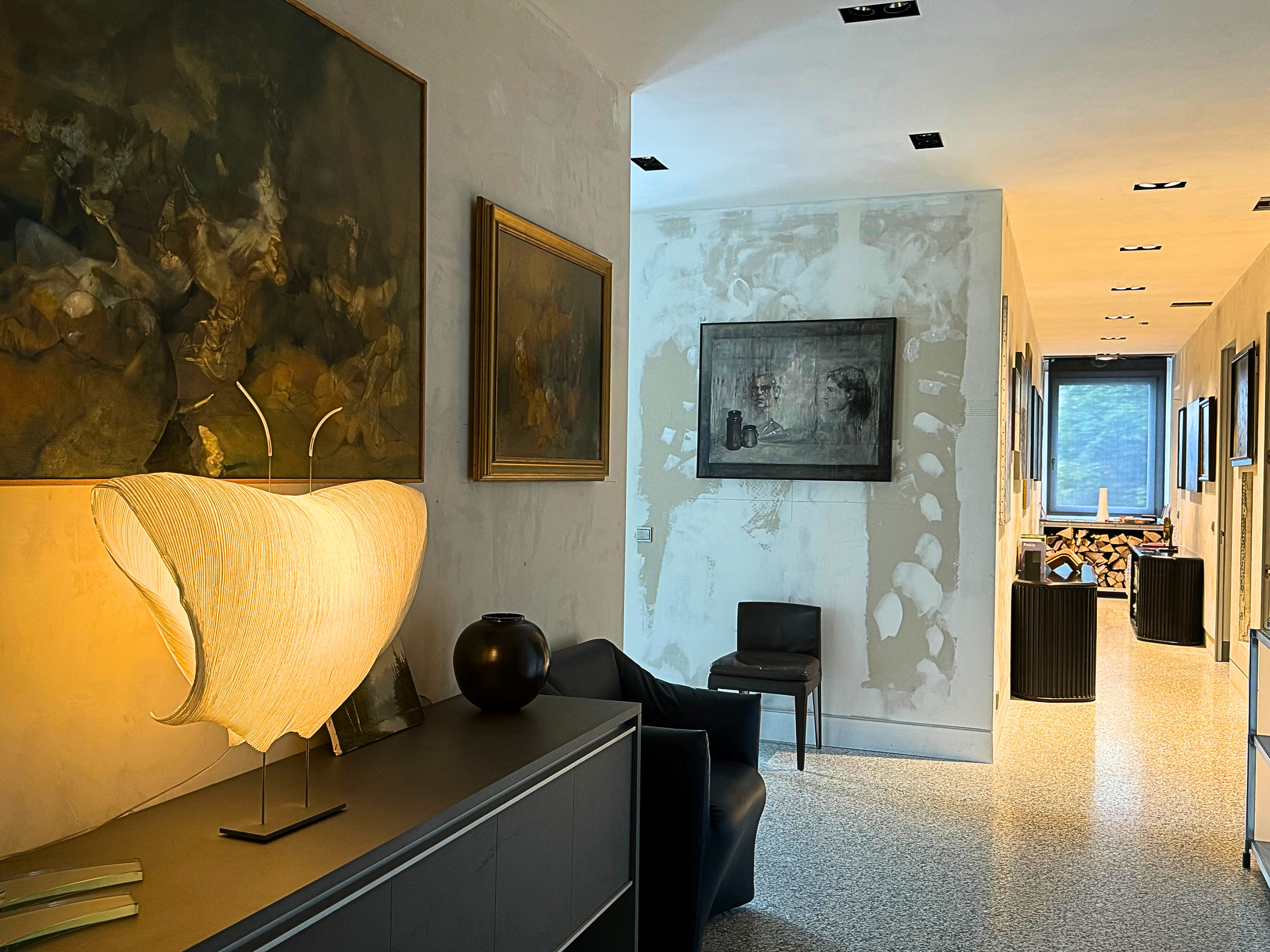 Kunstvoll gestalteter Flur mit Galeriewand