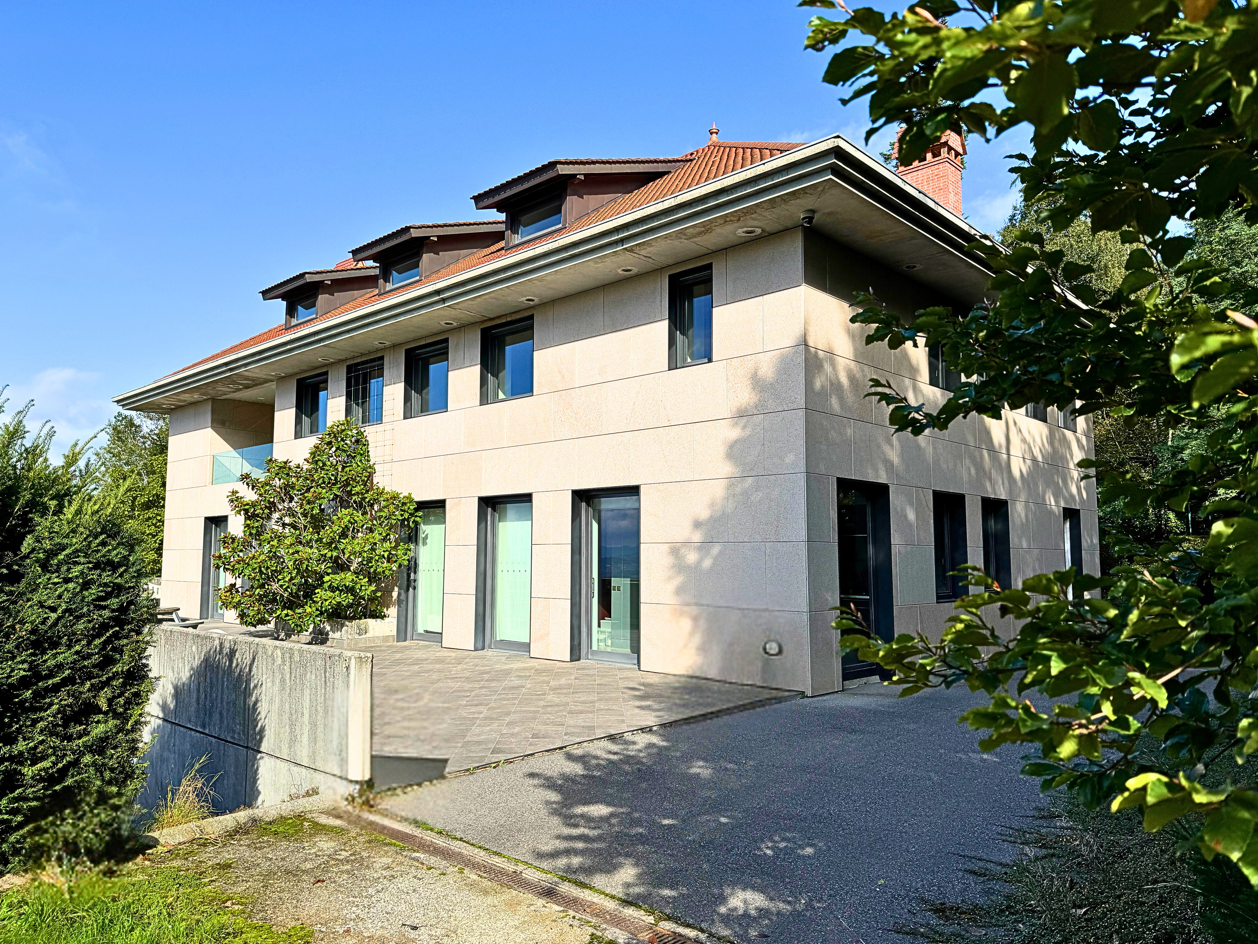 Modernes Einfamilienhaus mit großer Terrasse
