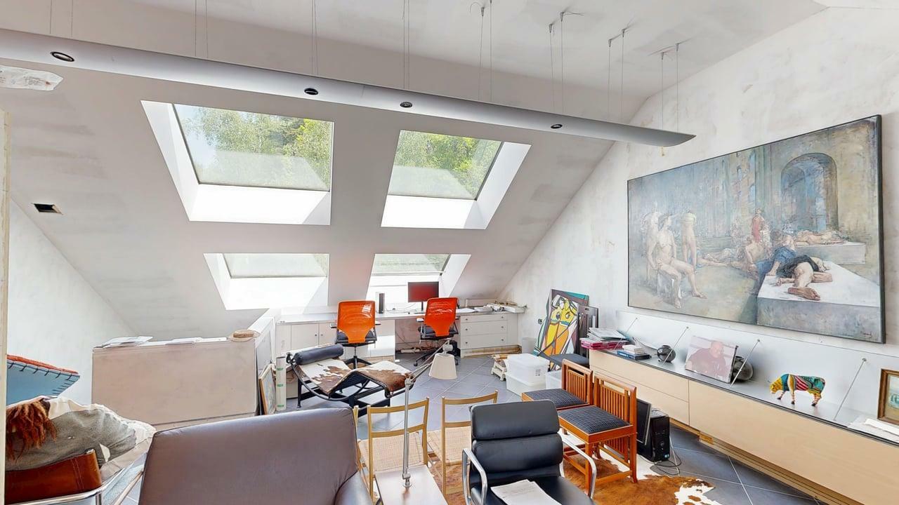 Dachstudio mit Dachfenstern und Arbeitsbereich