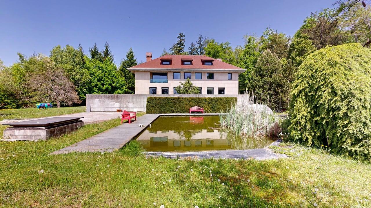 Villa mit Garten und Teich