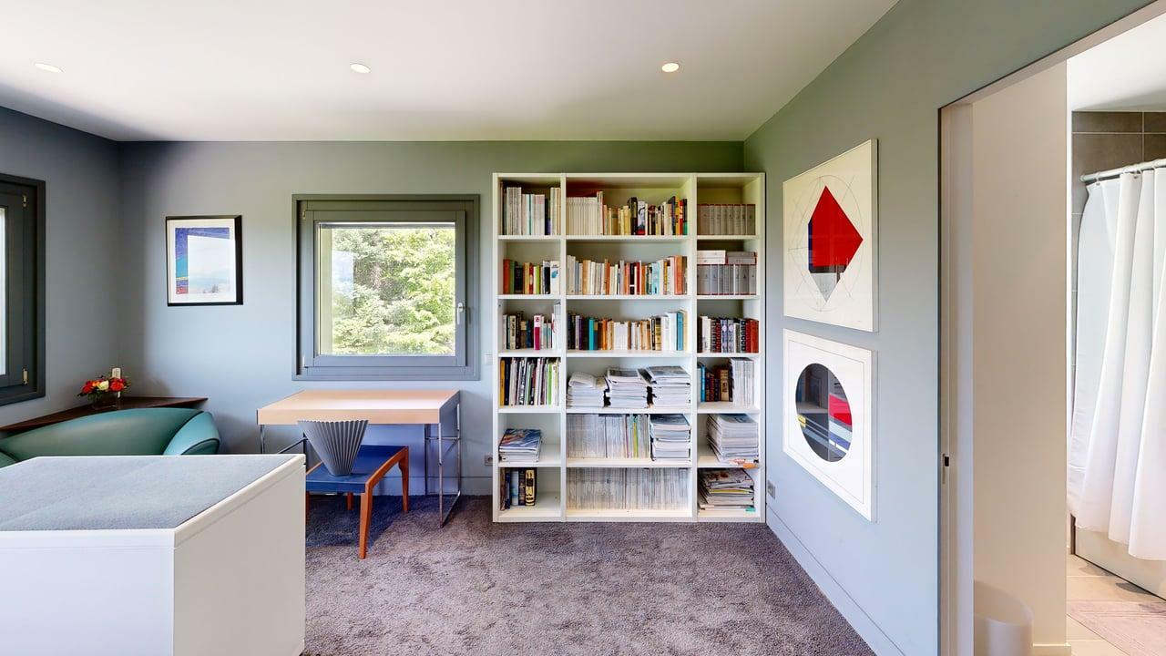Helles Arbeitszimmer mit Bücherregal