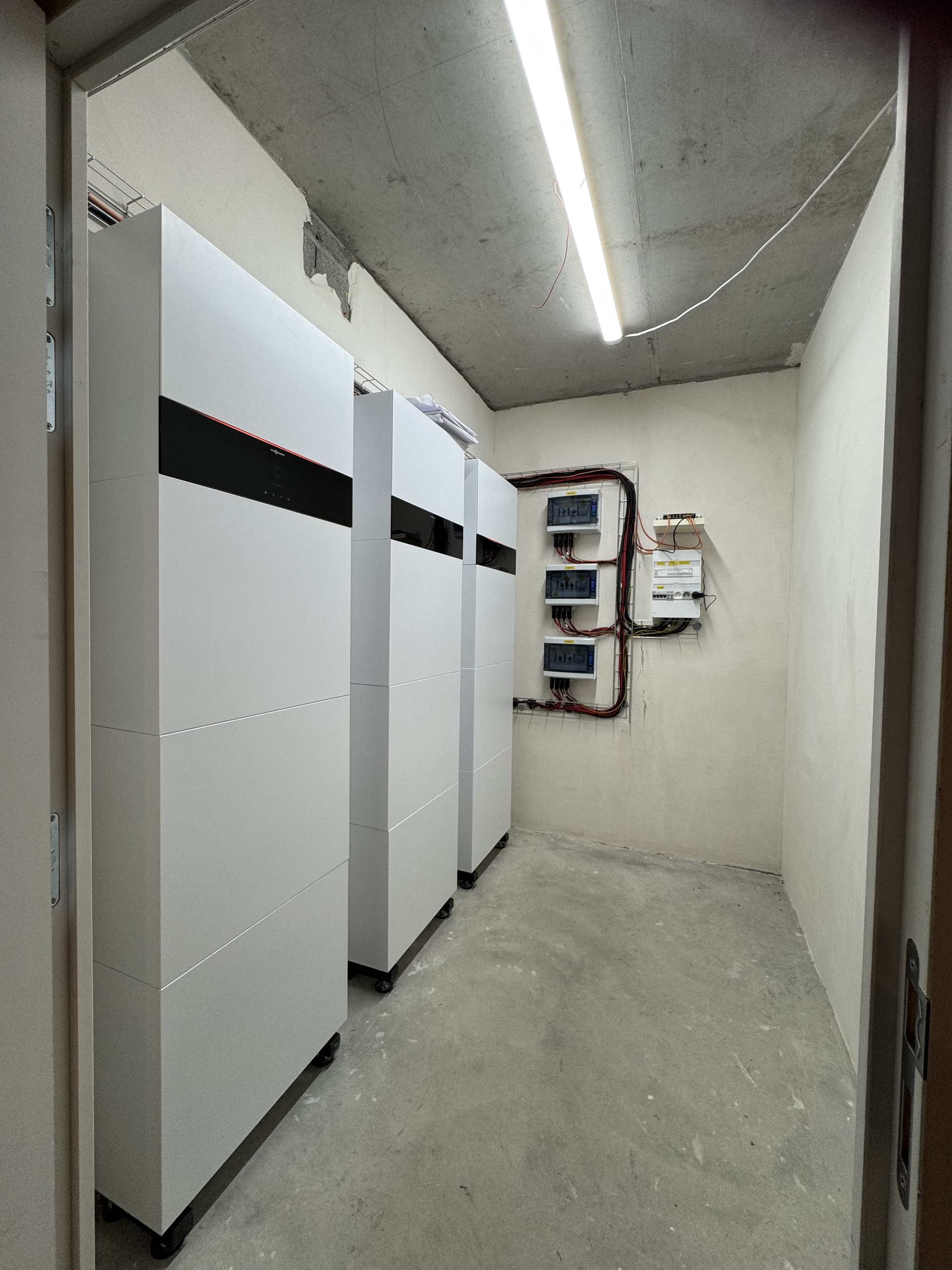 Technikraum mit elektrischen Schaltschränken