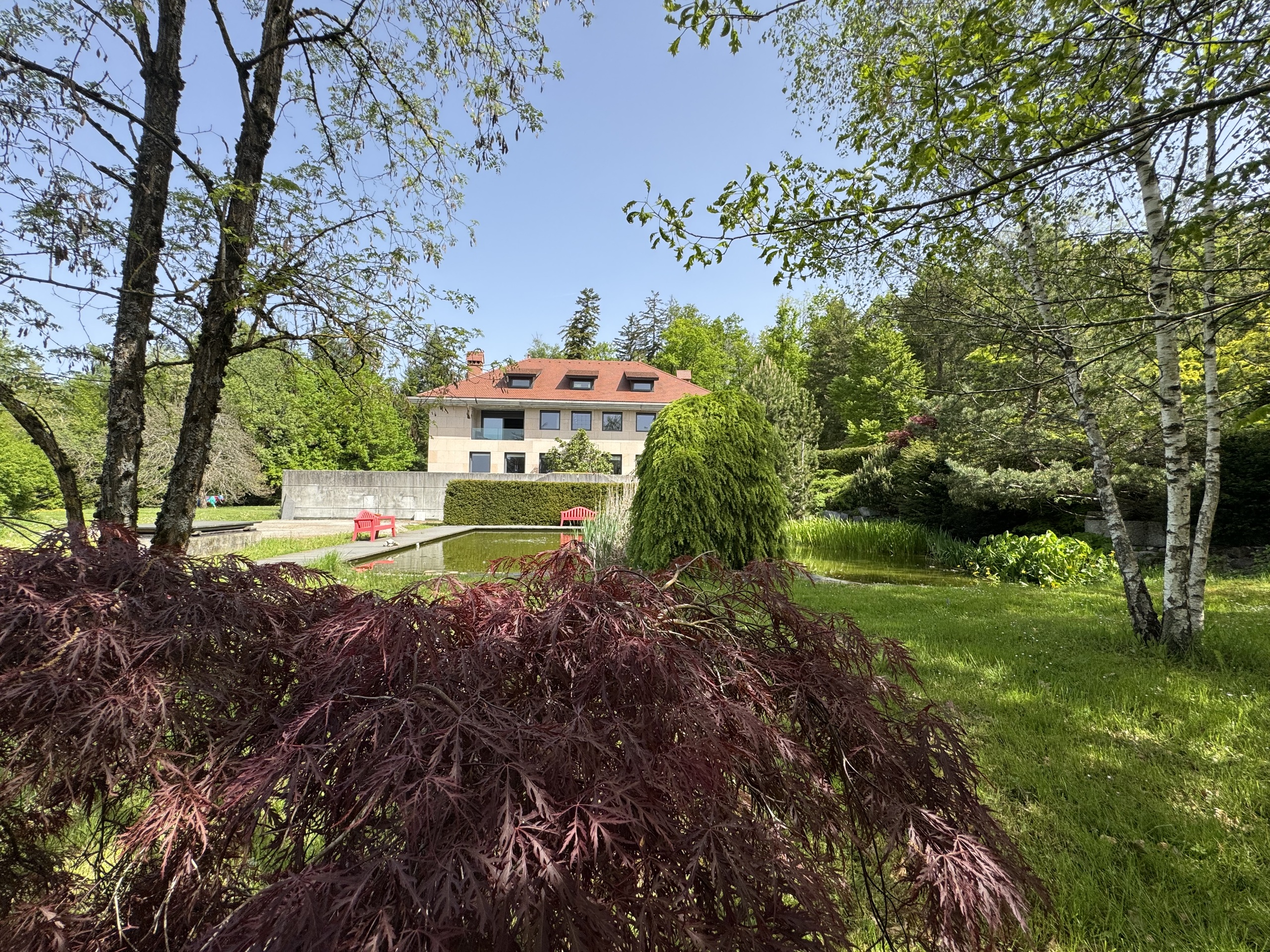 Große Villa mit angelegtem Garten und Teich